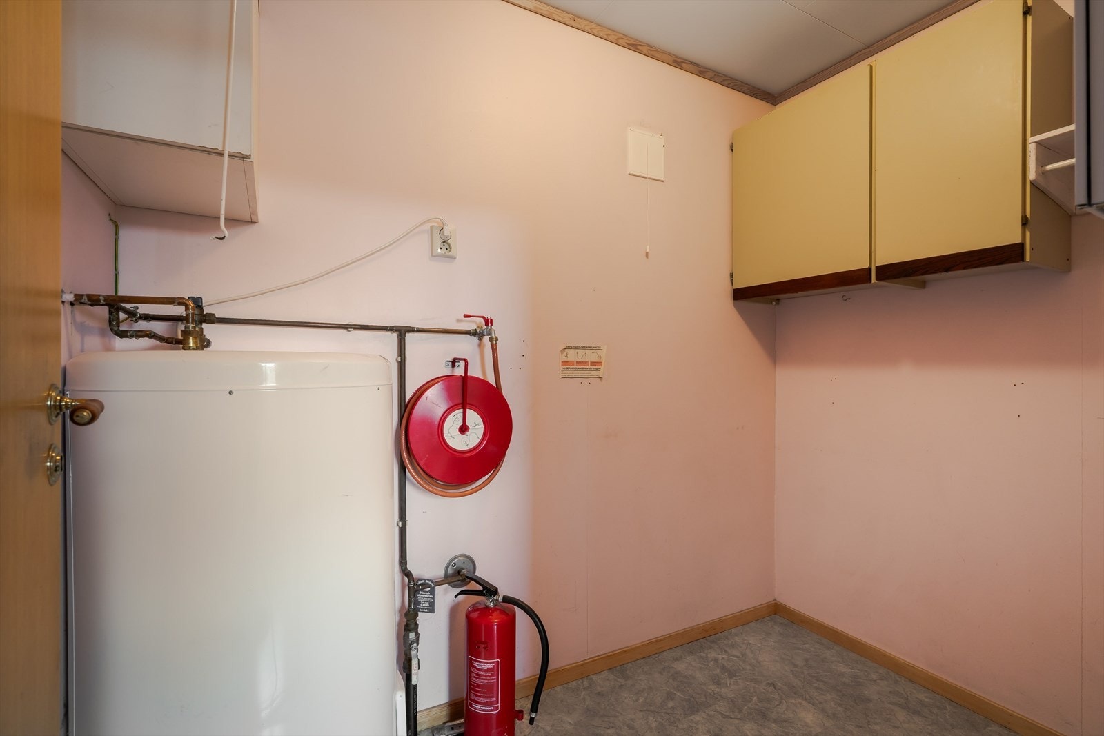 Innvendig bod/teknisk rom. Flere har innrededet dette rommet som et vaskerom. Galleribilde