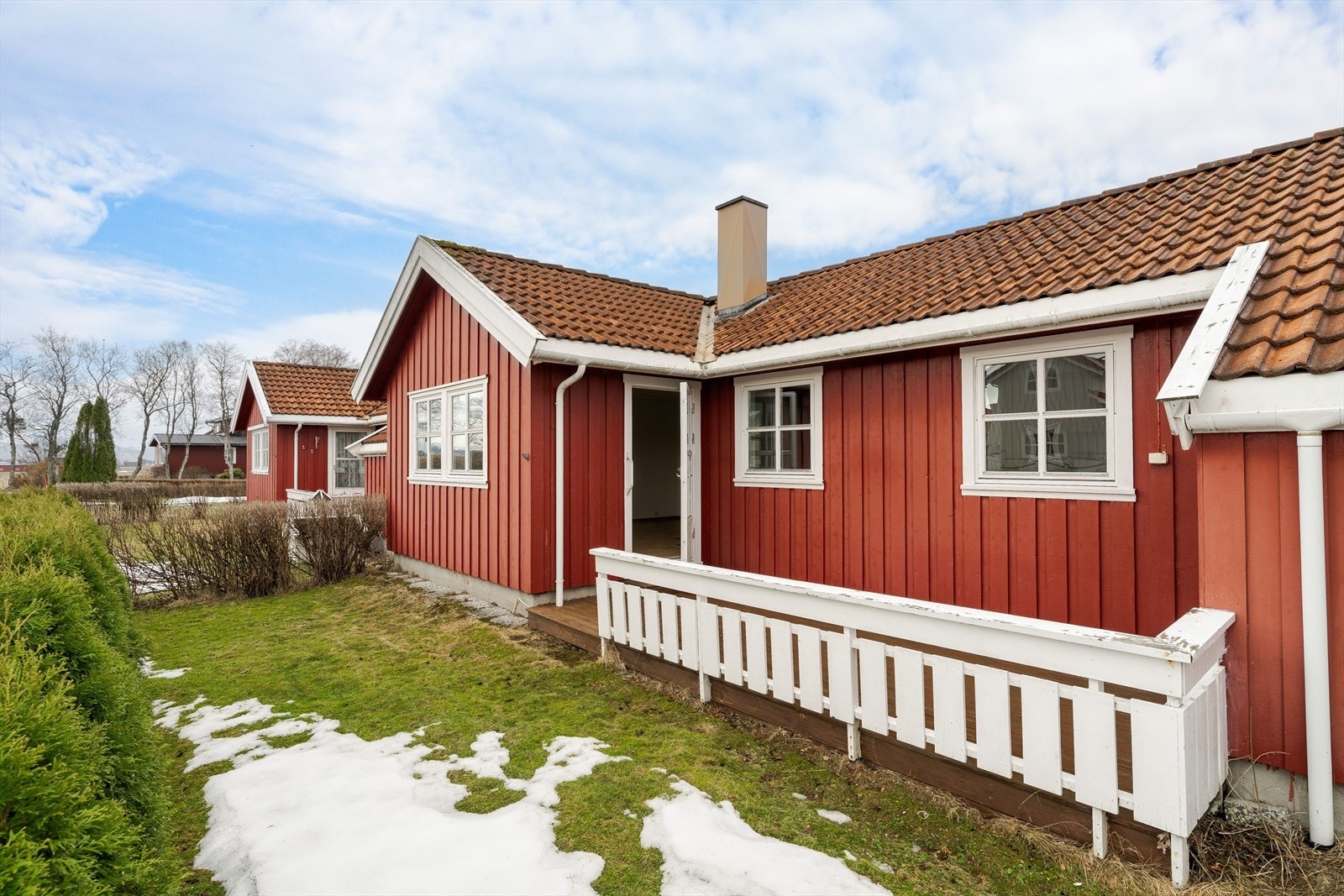 Terrasse og hage med gode solforhold. Galleribilde