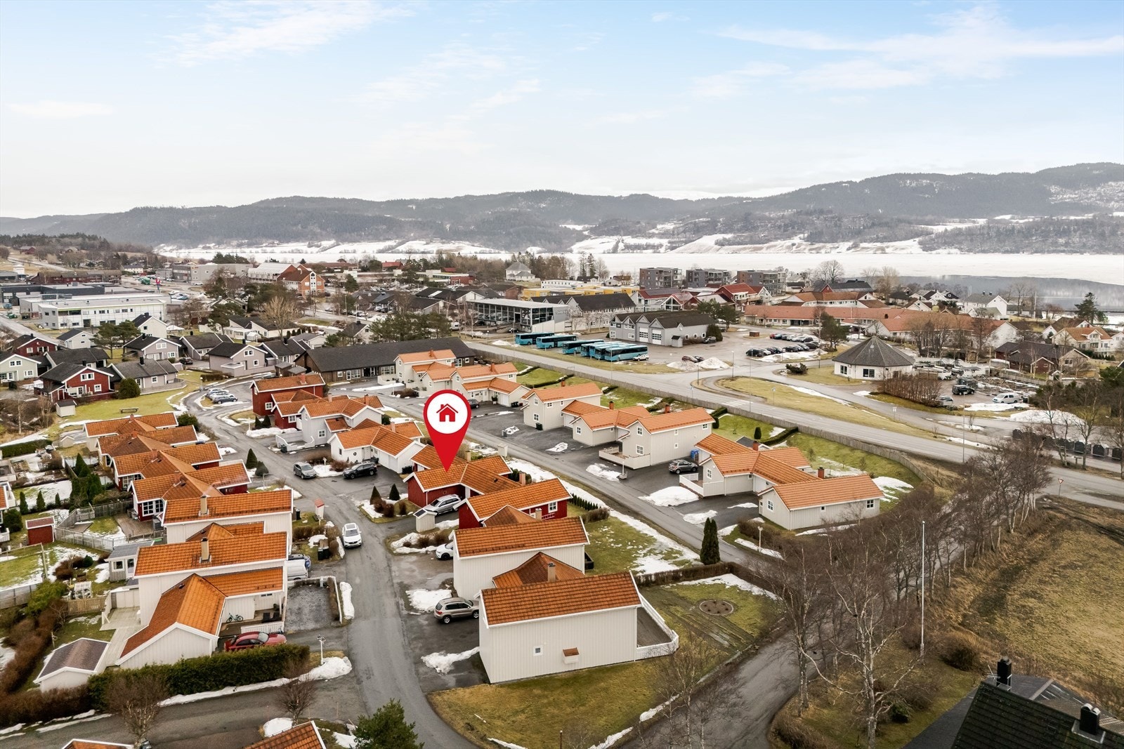 Boligen ligger midt i Rissa sentrum med gangavstand til alt du trenger i hverdagen. Bussholdeplass er like ved, derfra kommer du deg enkelt til Trondheim sentrum. Galleribilde