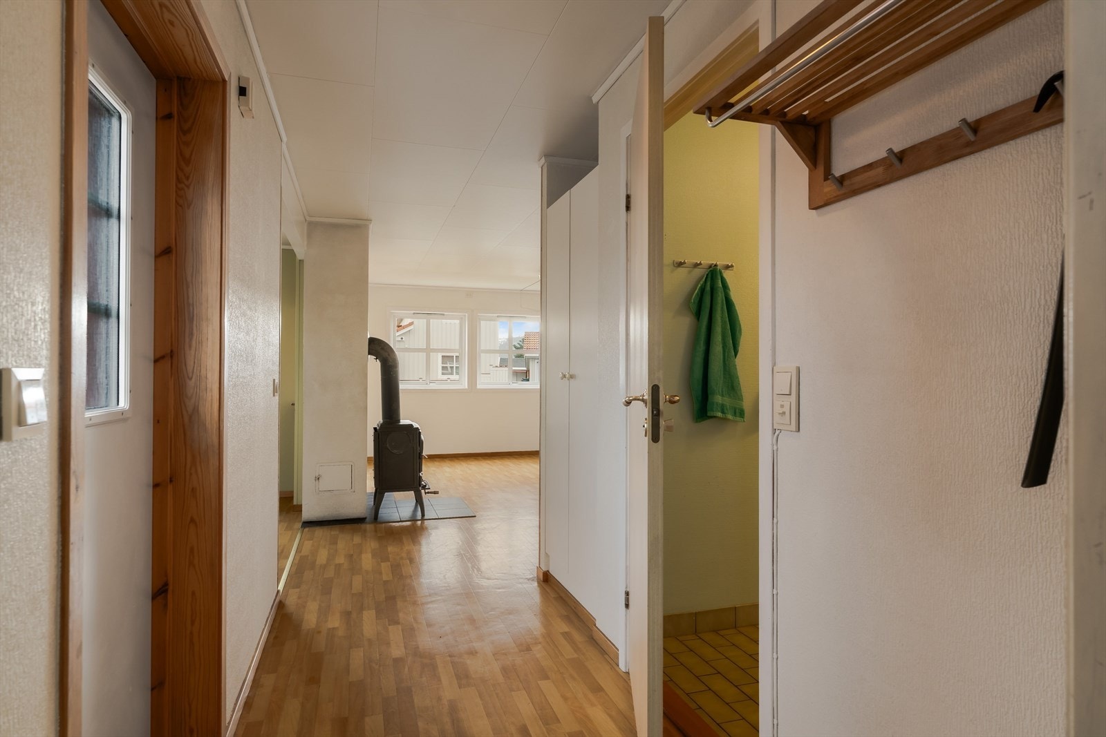 Entré/gang med garderobeskap og oppbevaring av yttertøy/sko. Galleribilde