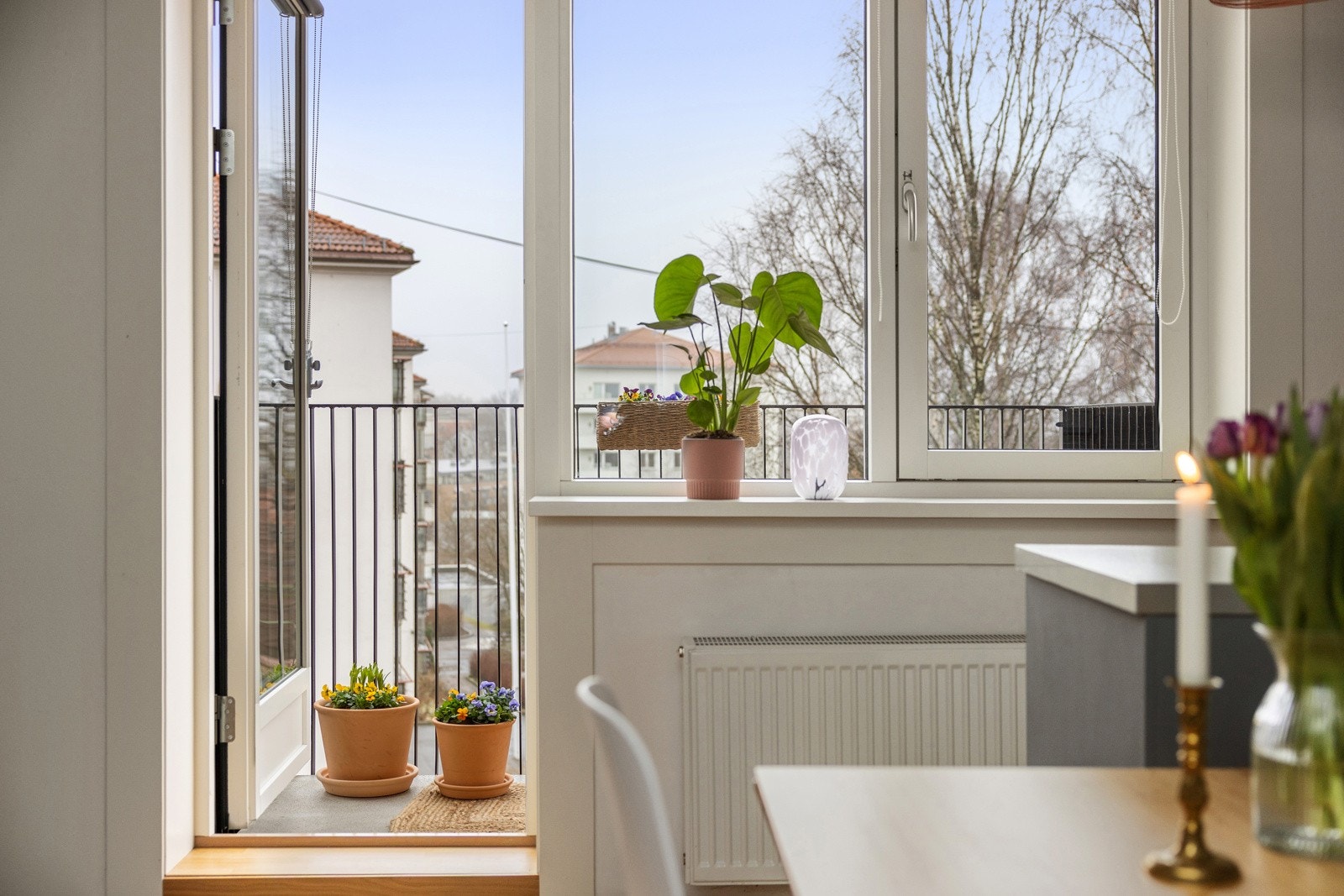 Fra stuen kommer man til den sydvendte balkongen. Galleribilde