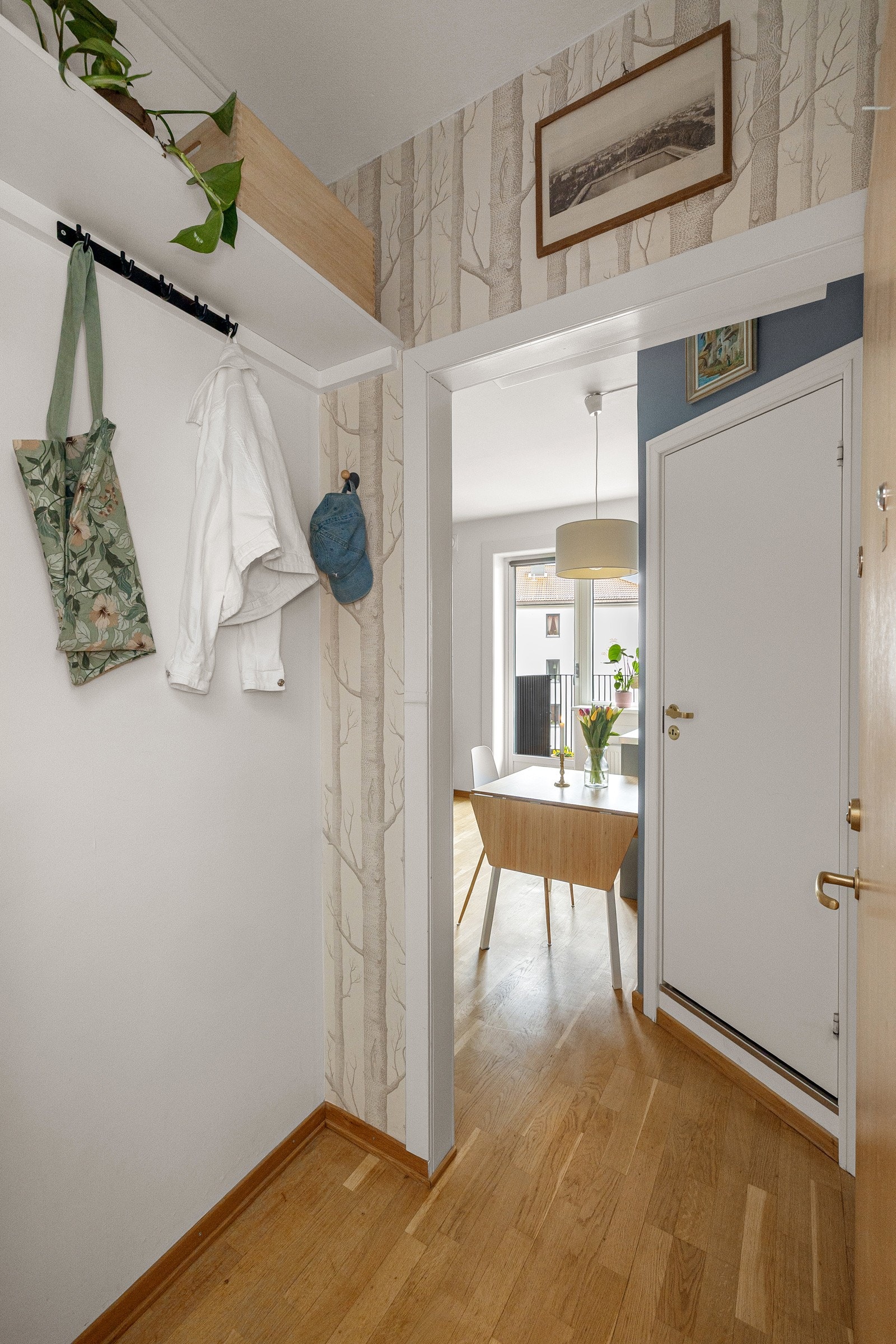 Kun en liten trapp opp disponerer denne leiligheten en stor loftsbod på hele ...... Her har selger alt av vaske- og sportsutstyr og det er enkelt å bytte mellom vinter- og sommergarderoben når det er så kort vei. Galleribilde