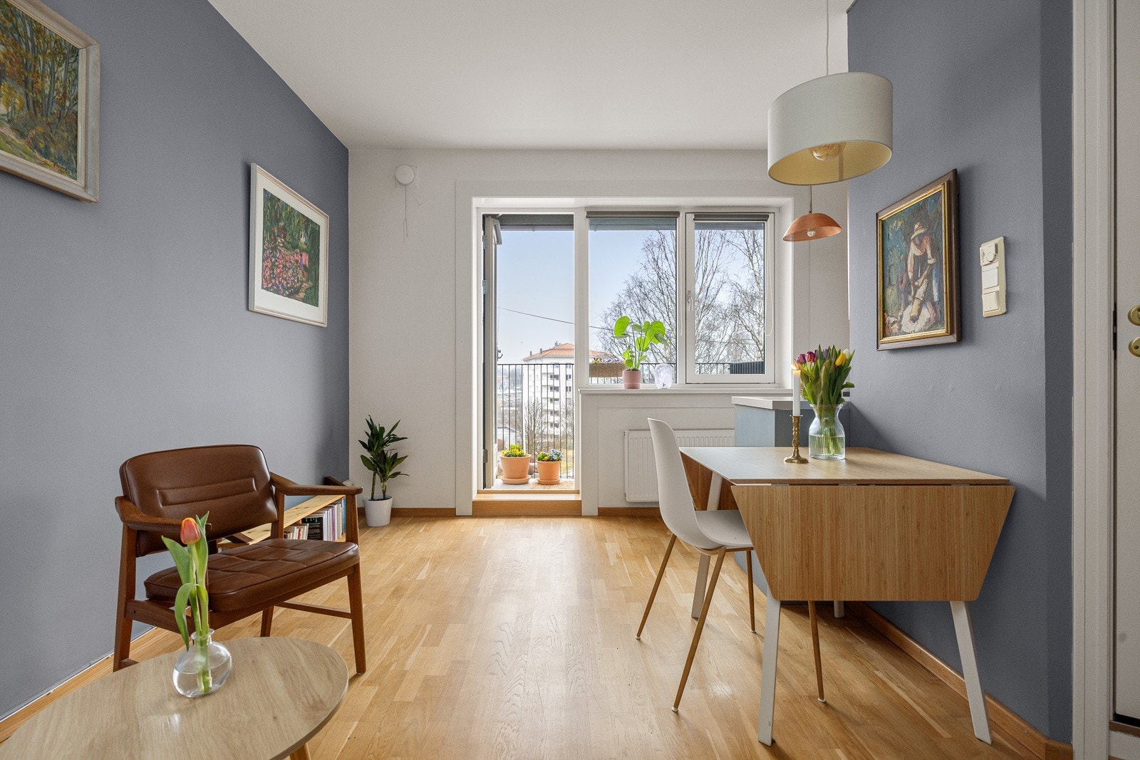 Leiligheten ligger i toppetasjen, vendt mot syd og har gode lys- og solforhold. Galleribilde