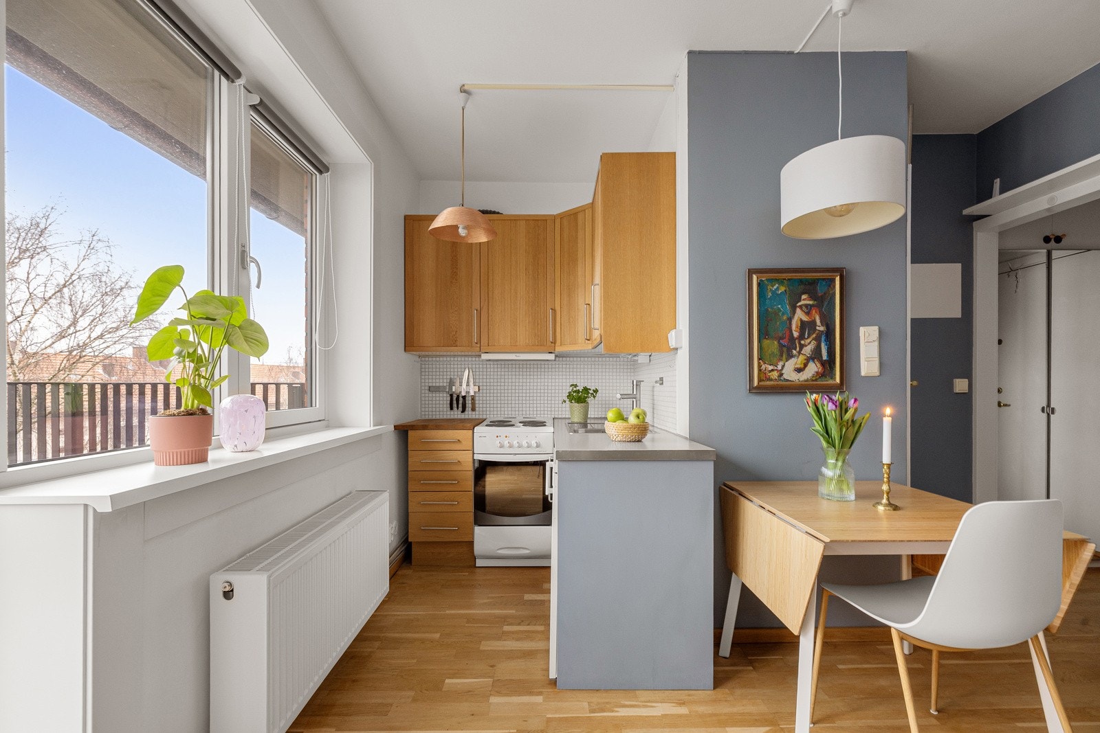 Pent kjøkken med delvis åpen løsning mot oppholdsrommet. Galleribilde