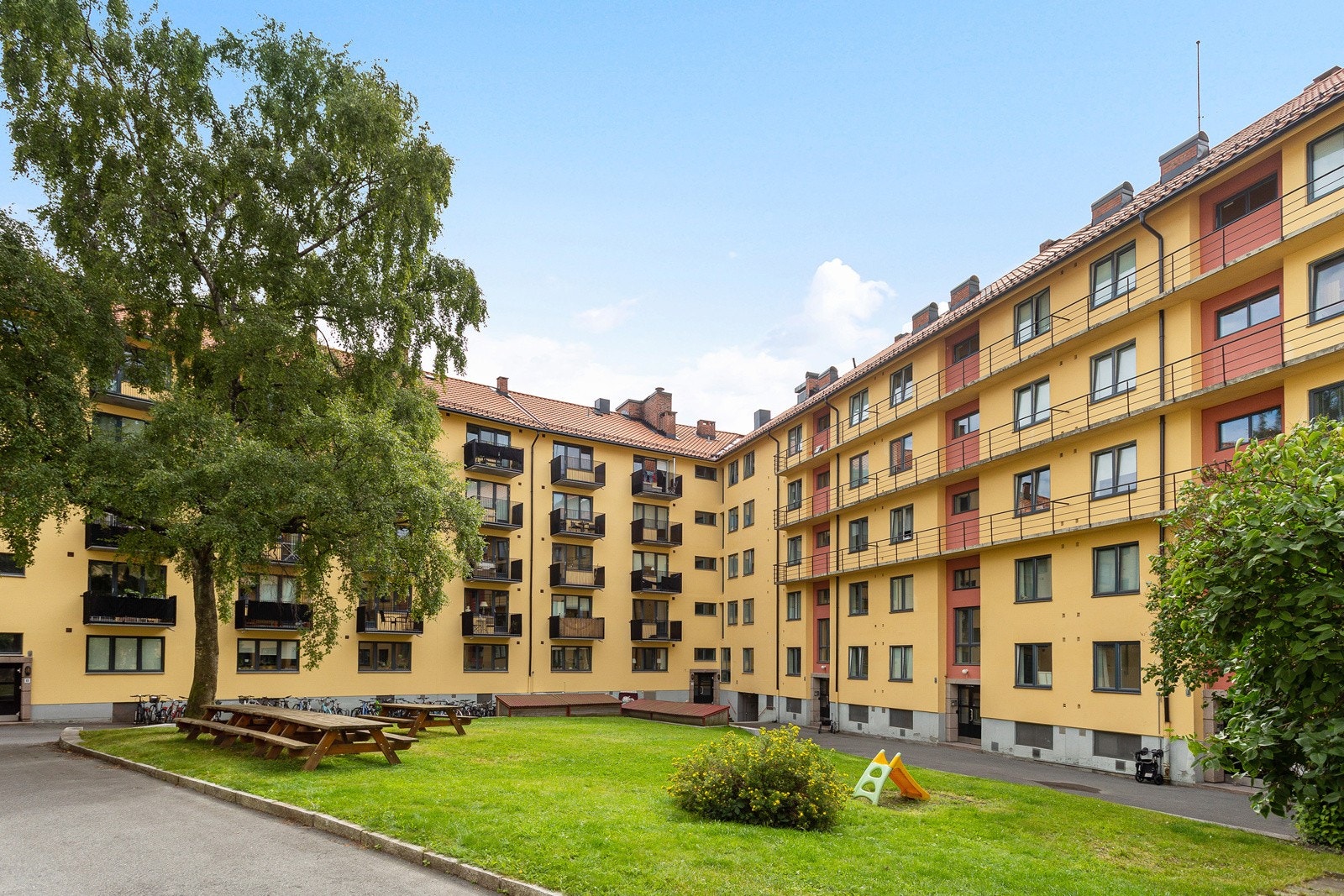 Bakgård. Galleribilde