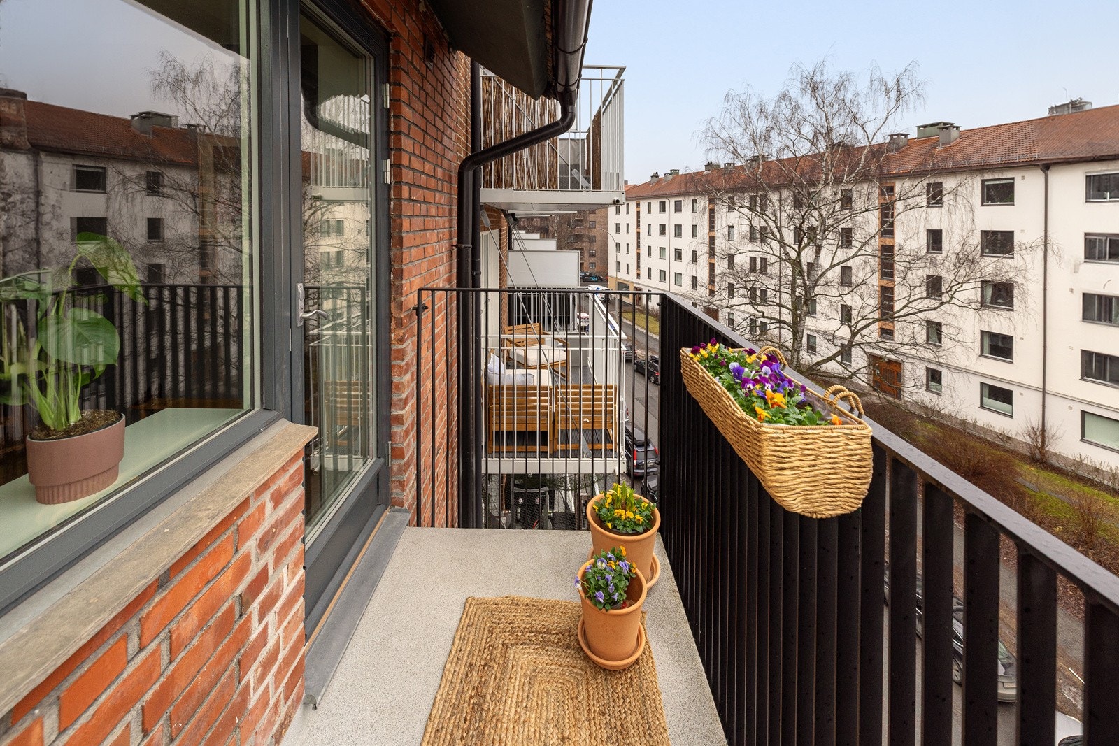 Solen har man på balkongen fra tidlig morgen til godt utpå dagen! Galleribilde