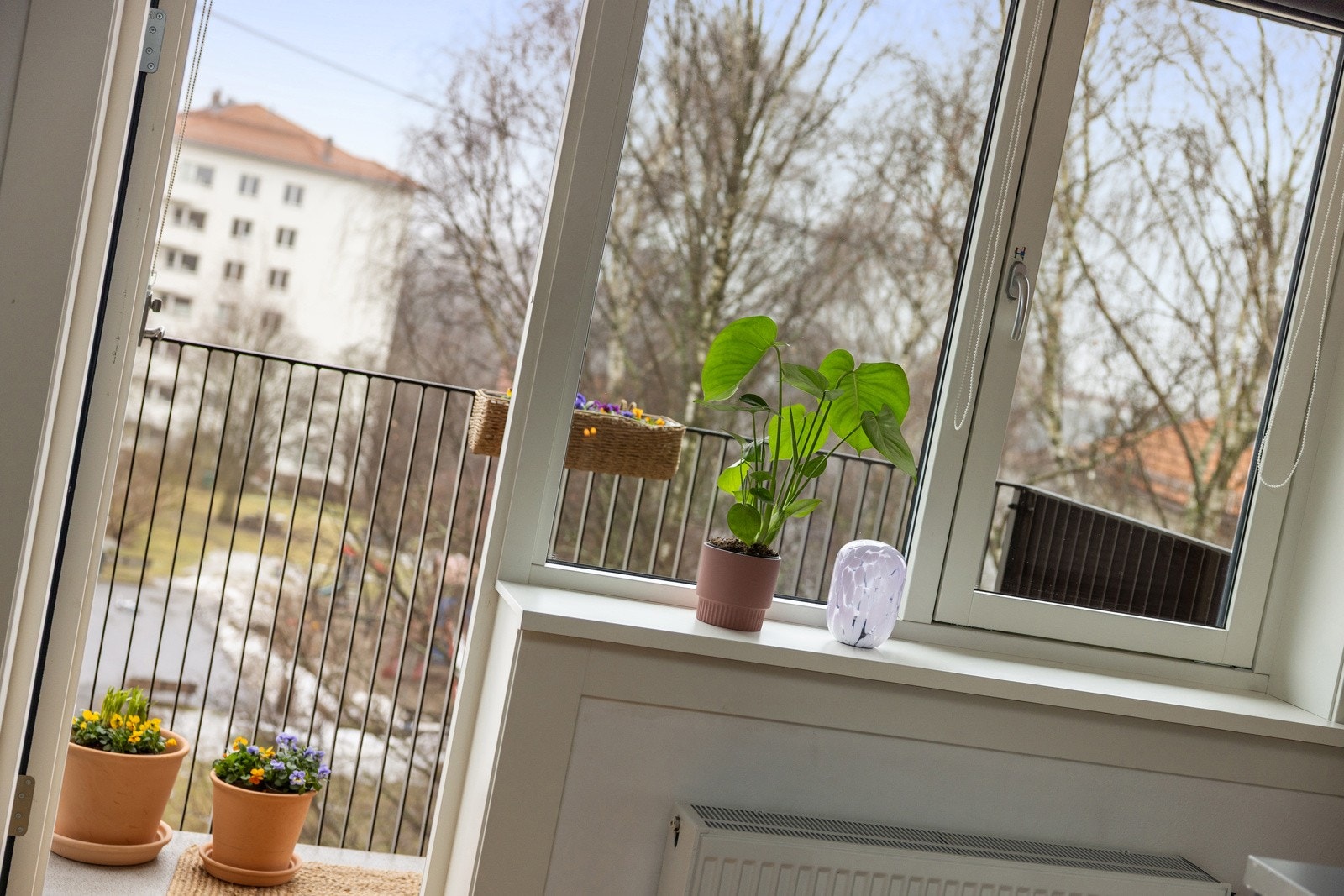 Store vinduflater gir en god romfølelse til mindre leiligheter. Galleribilde