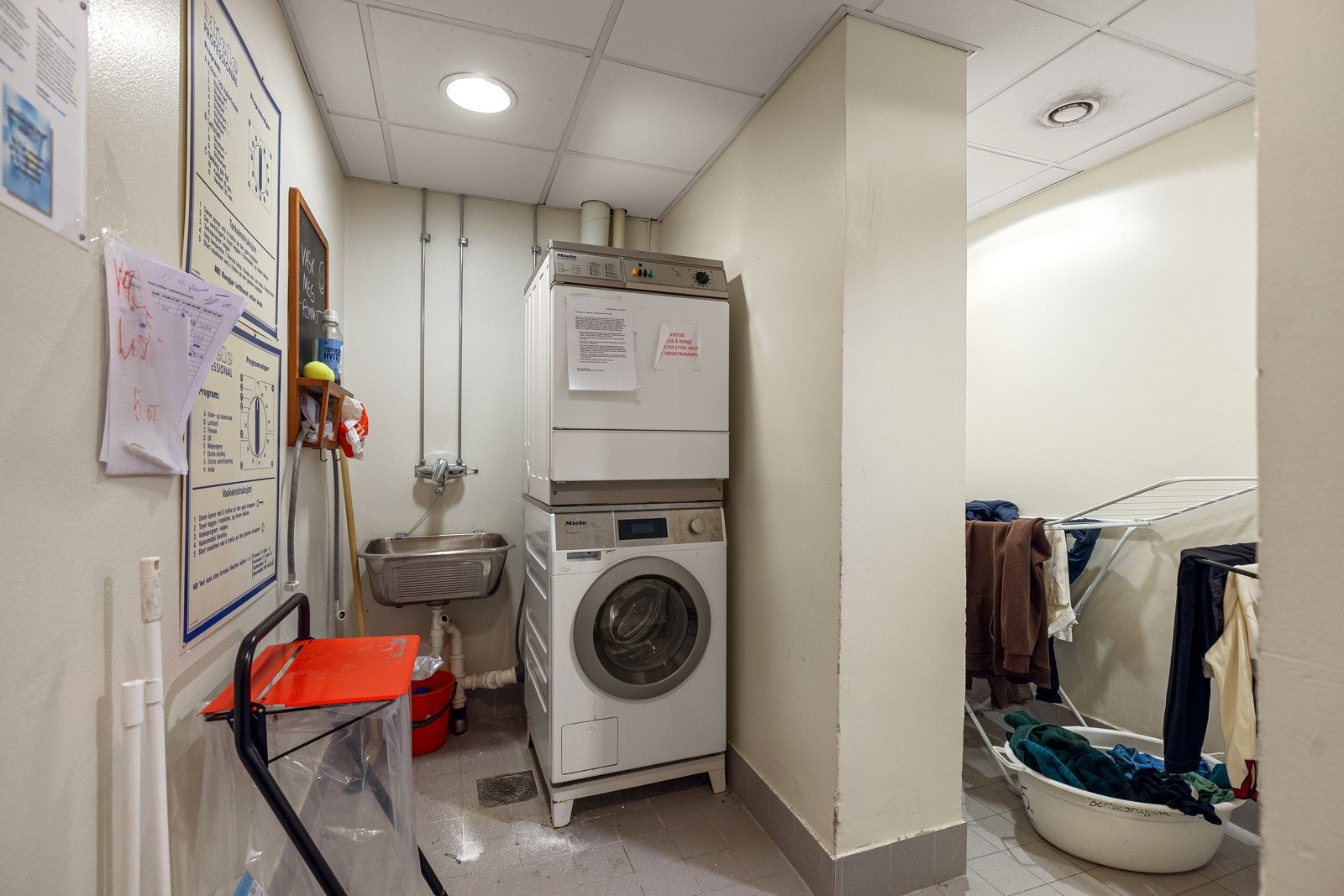 I hver eneste etasje finnes et fellesvaskeri med vaskemaskin og tøretrommel. Galleribilde