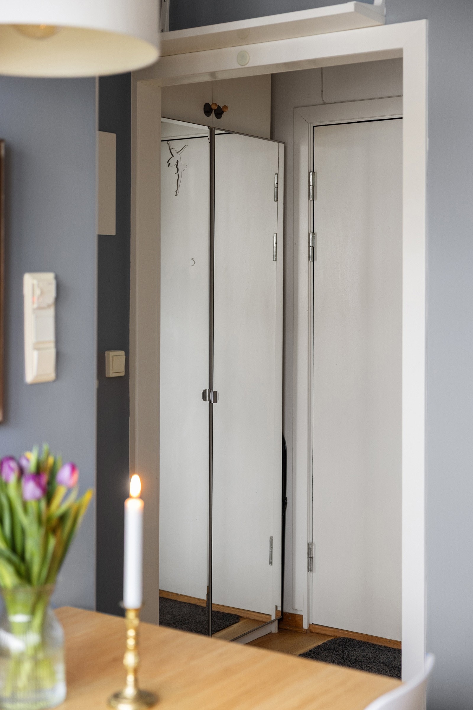 I entreen er det plass for sko og yttertøy og den doble garderoben gir ekstra lagringsplass for klær. Galleribilde