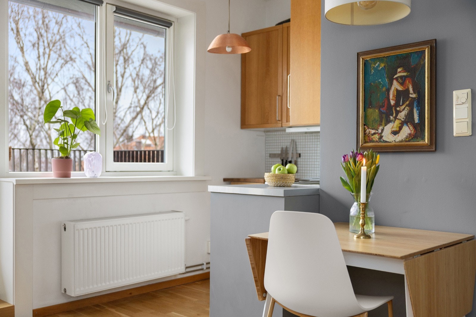 Det er fint med plass til eget spisebord tilknyttet kjøkkenet. Galleribilde