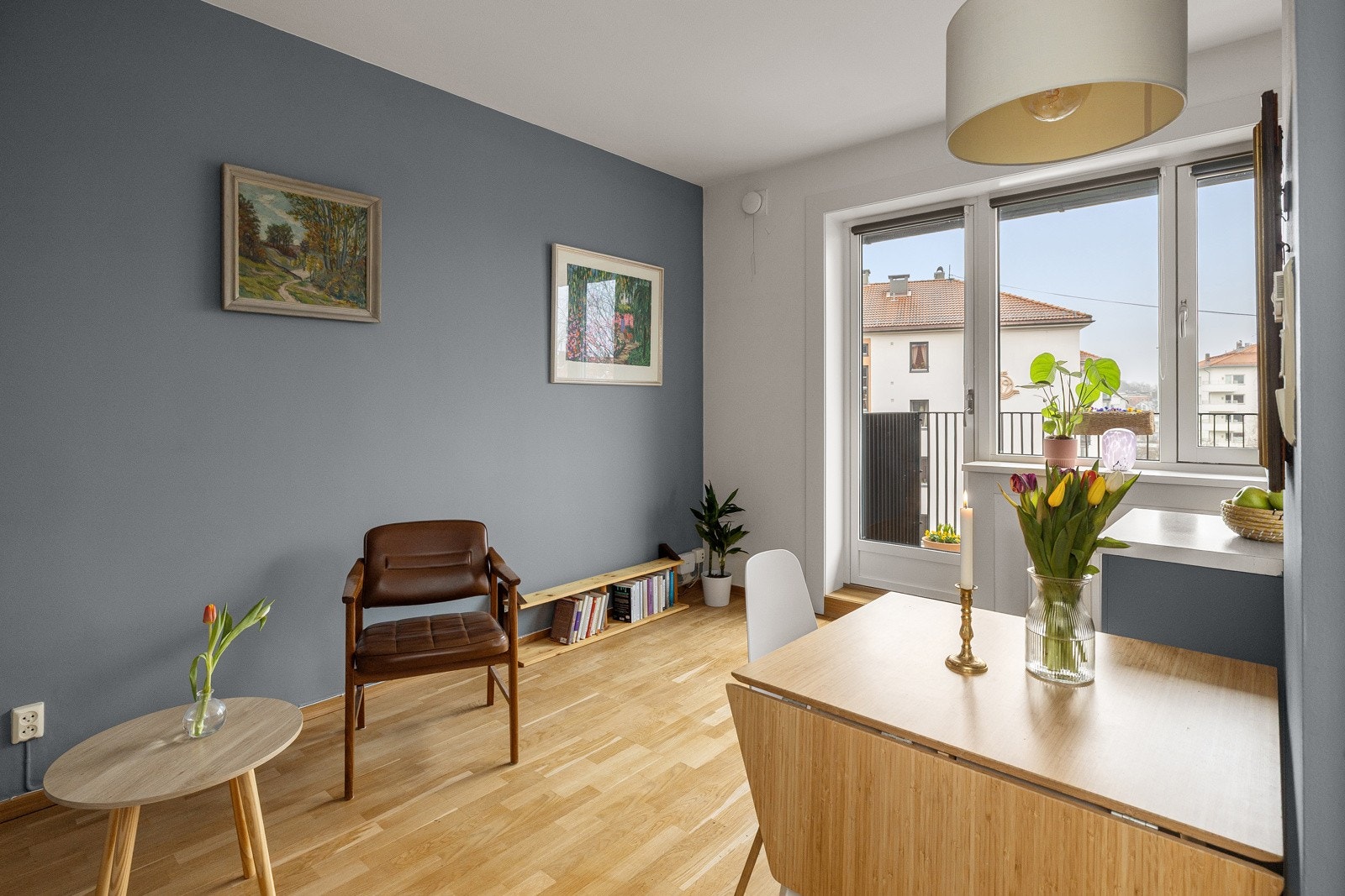 Overflatene er malt i en fin og vårlig blåfarge, Galleribilde