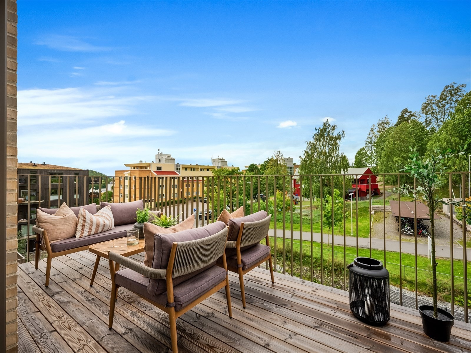 Solrik balkong med fritt utsyn Galleribilde