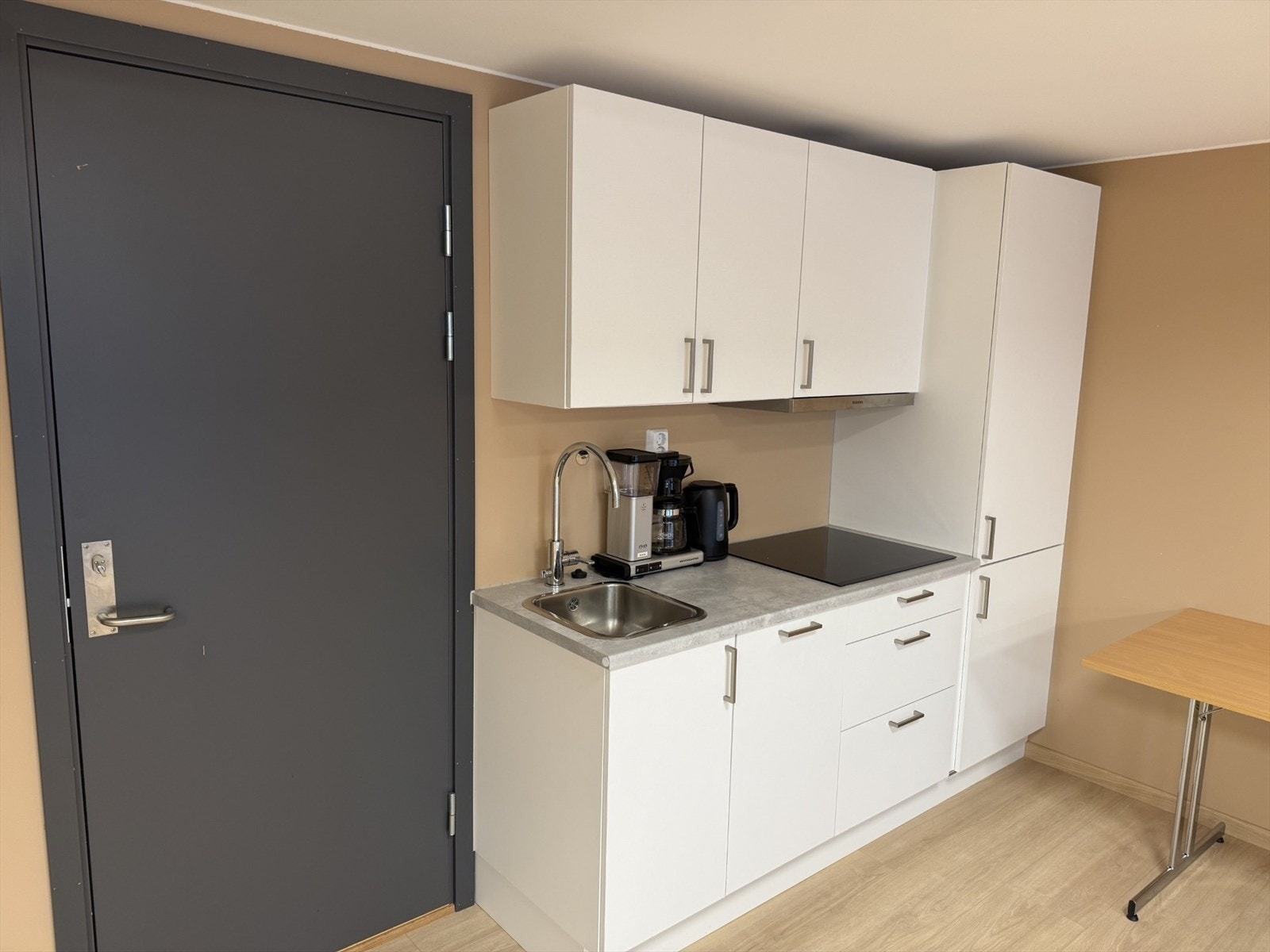 Festlokalet har plass til 30 personer og disponerer ett lett kjøkken - Bildet er tatt av eiendomsmegler Galleribilde