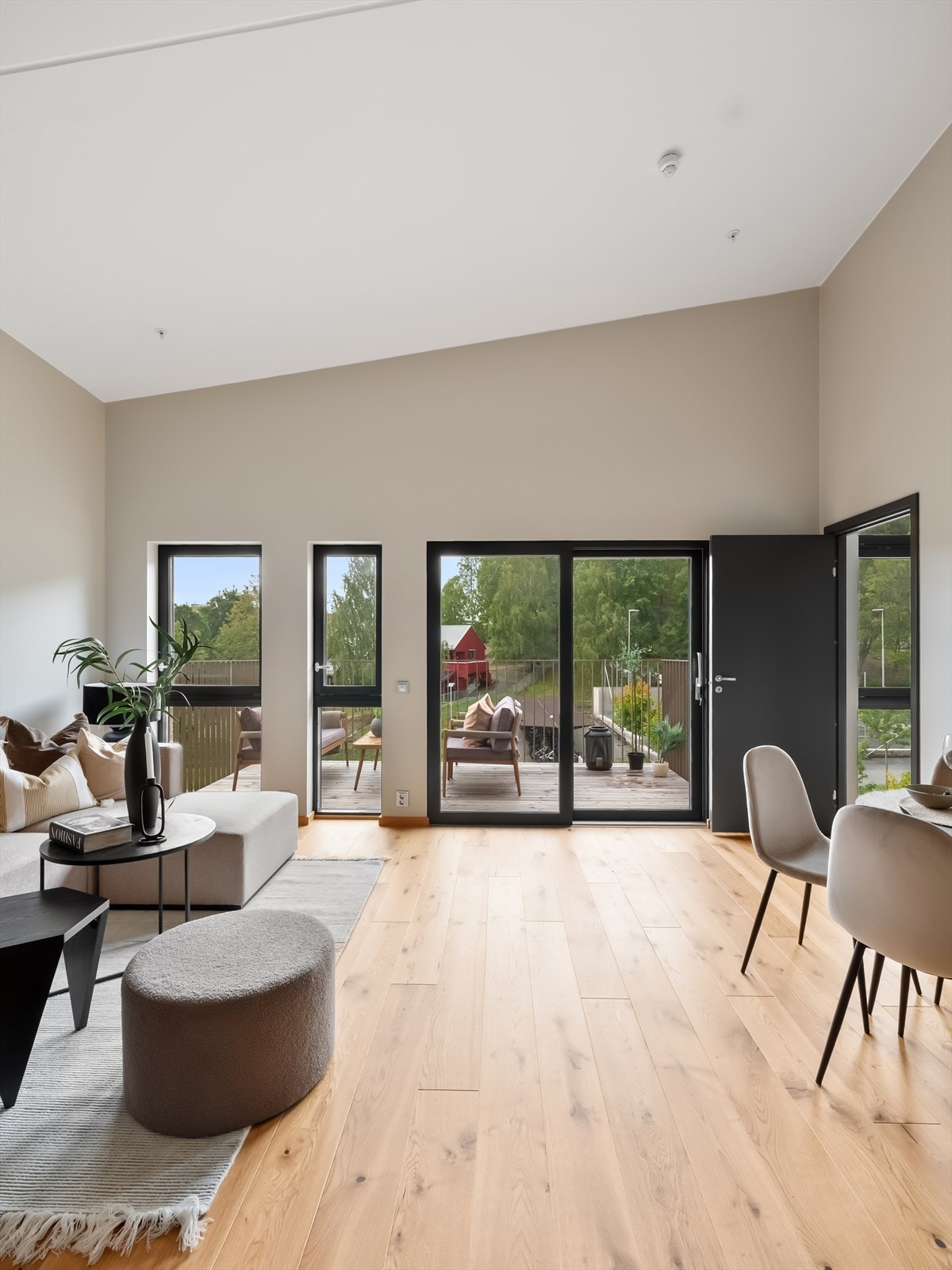 Meget romslig takhøyde som gir en helt fantastisk romfølelse Galleribilde