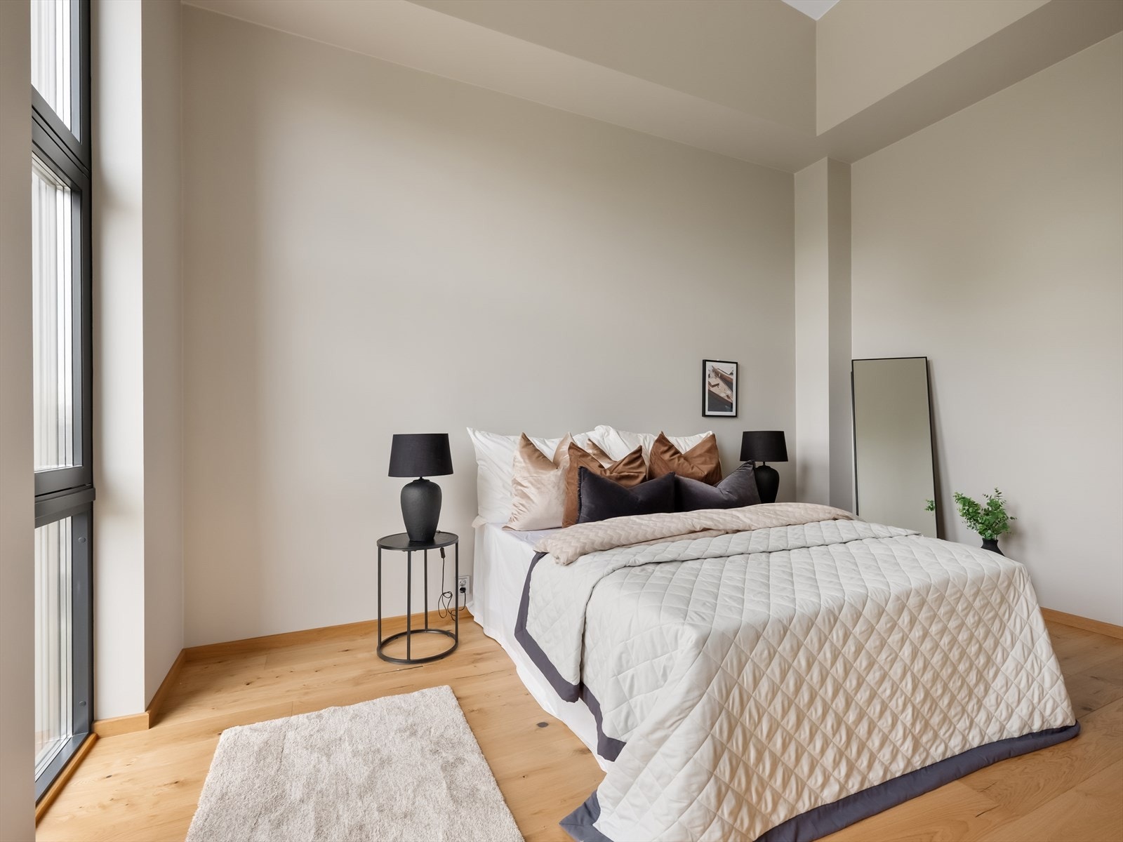 Soverom med meget god takhøyde Galleribilde