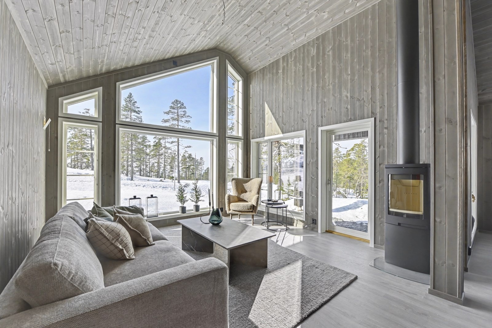 De store vinduene gjør at du nærmest får naturen inn i hytta! Galleribilde