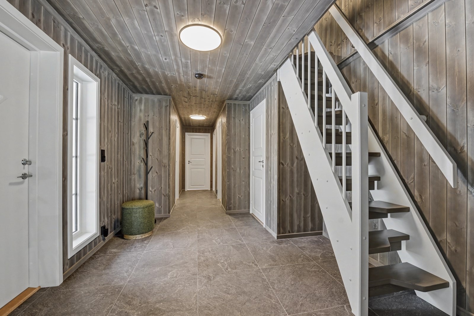Romslig entré/hall med flislagt gulv med varmekabler - 60 cm x 60 cm fliser Galleribilde