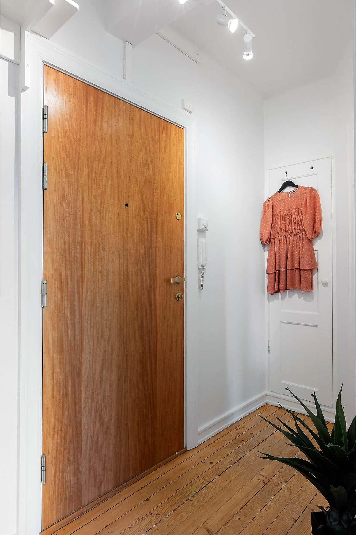 Entré med innebygd skap og praktiske oppbevaringsløsninger Galleribilde