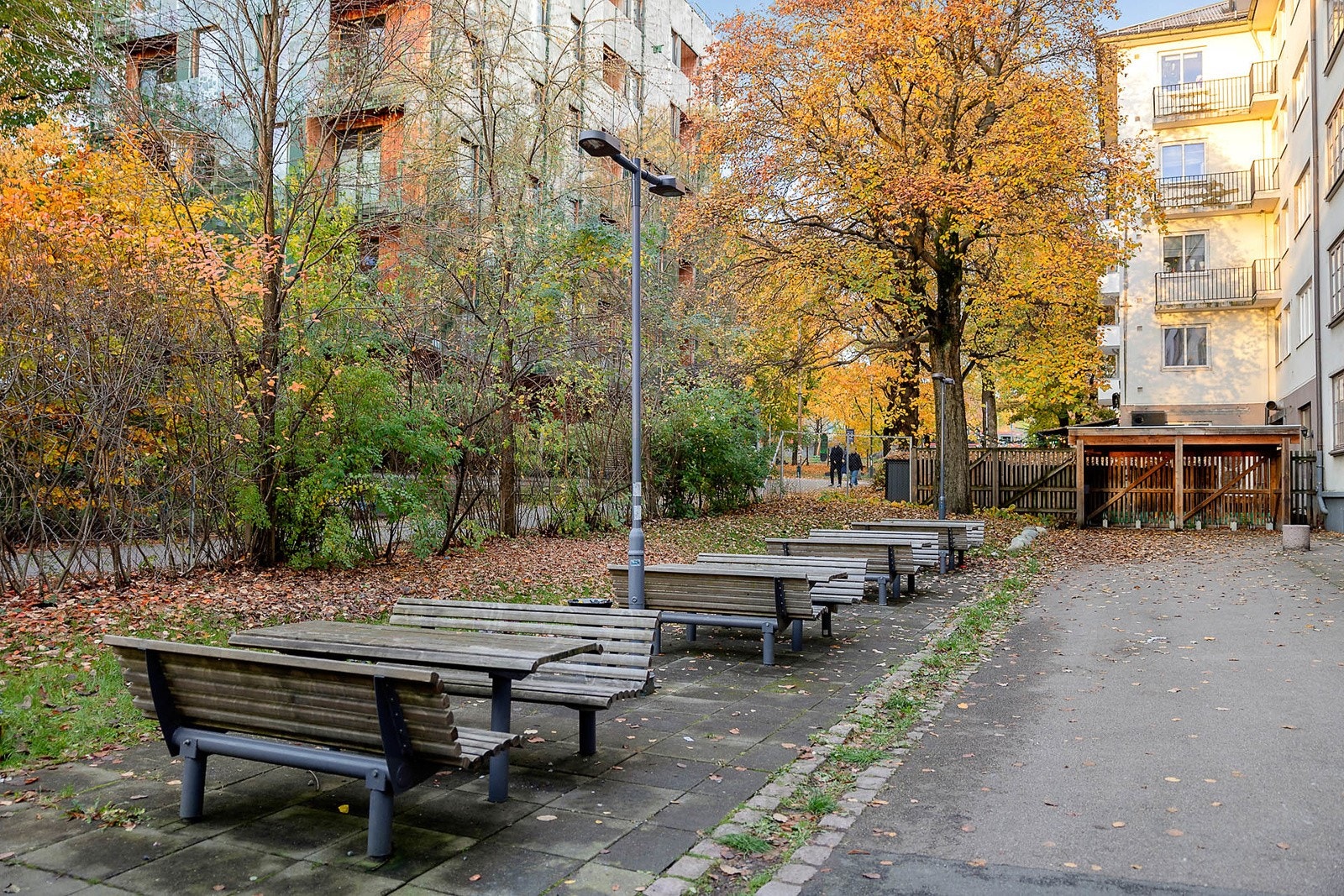 Utenfor boligblokken er det felles sittegrupper. Galleribilde