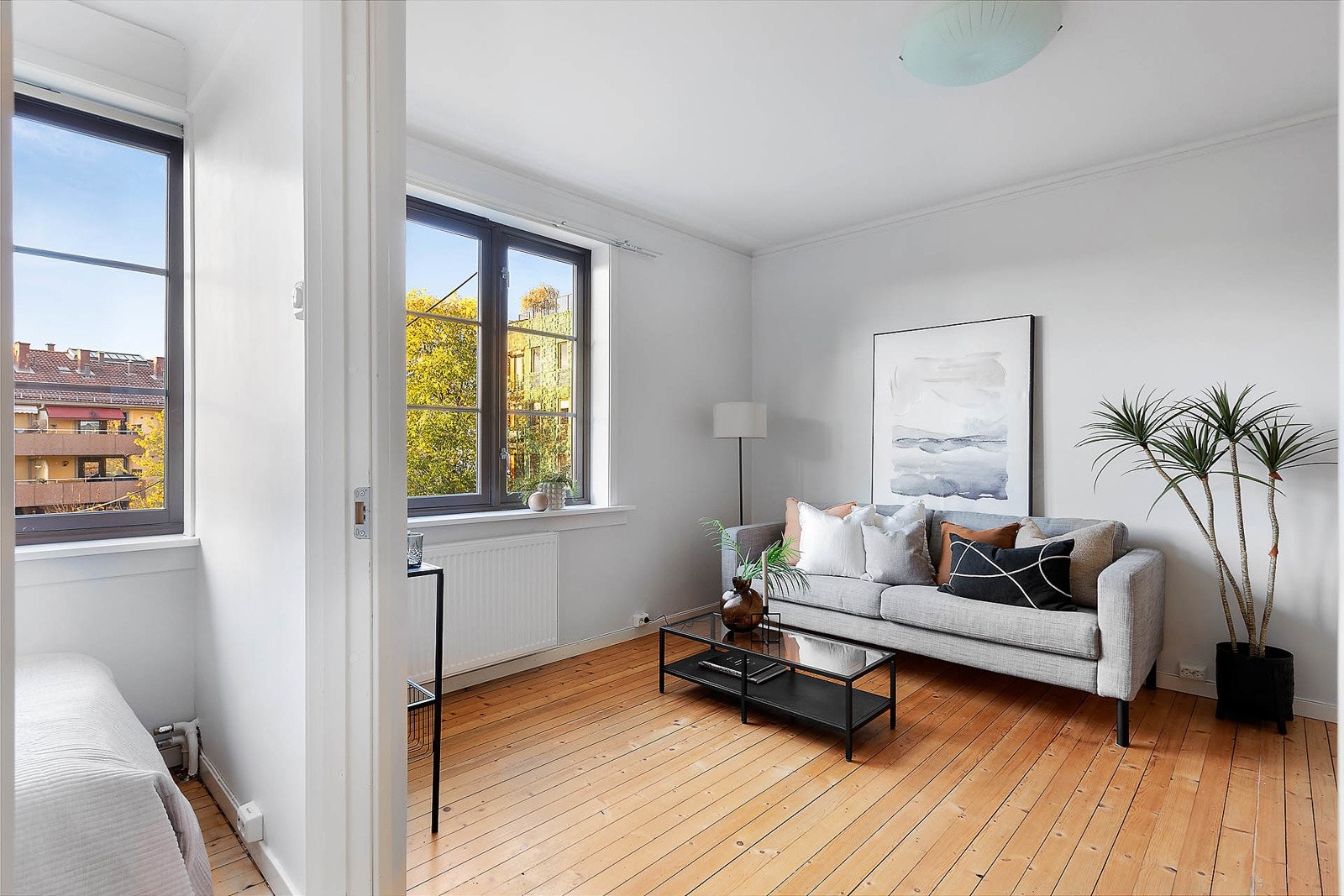 Leiligheten har store vindusflater som slipper inn rikelig med naturlig lys. Galleribilde