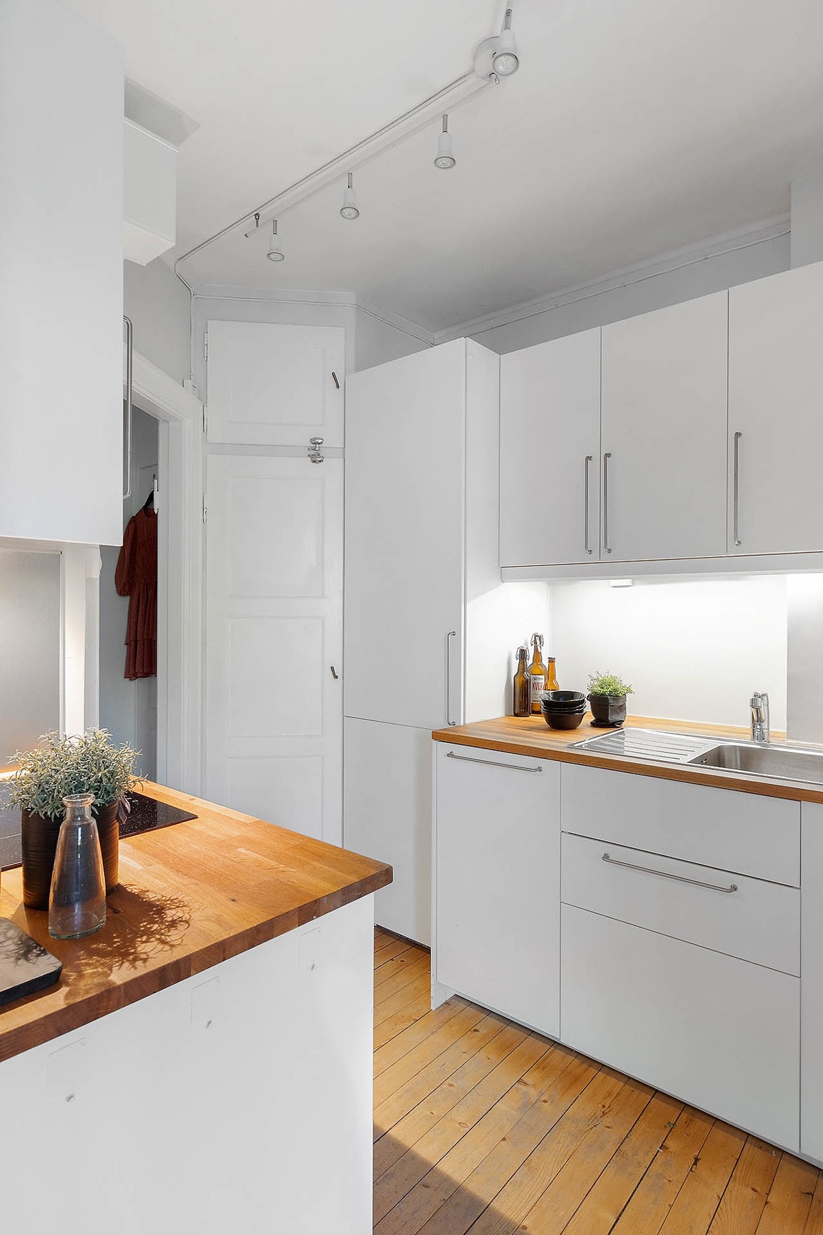 Delvis separert kjøkken med god skap- og oppbevaringsplass. Galleribilde