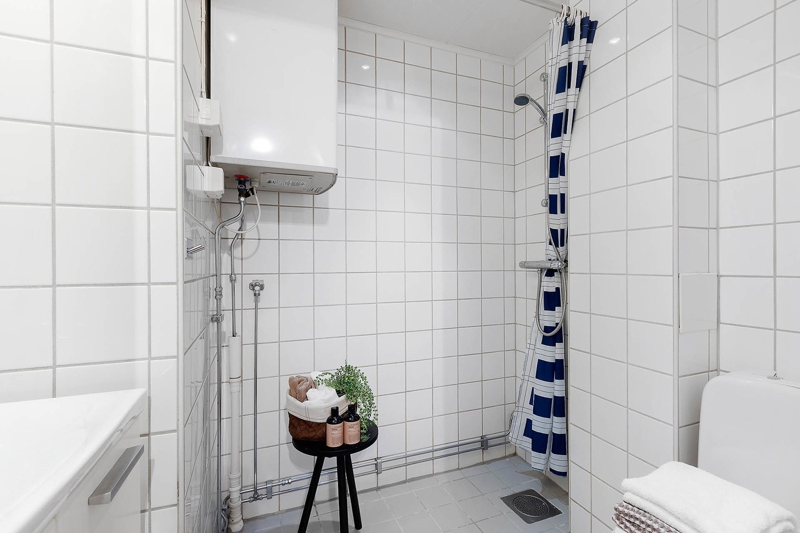 Flislagt bad fra 2005 med opplegg for vaskemaskin. Galleribilde