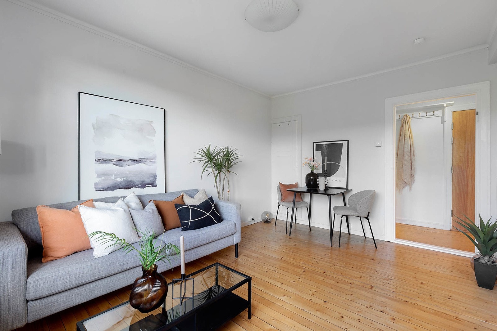 Stor og lys stue med god plass til både sofa og spisebord. Galleribilde