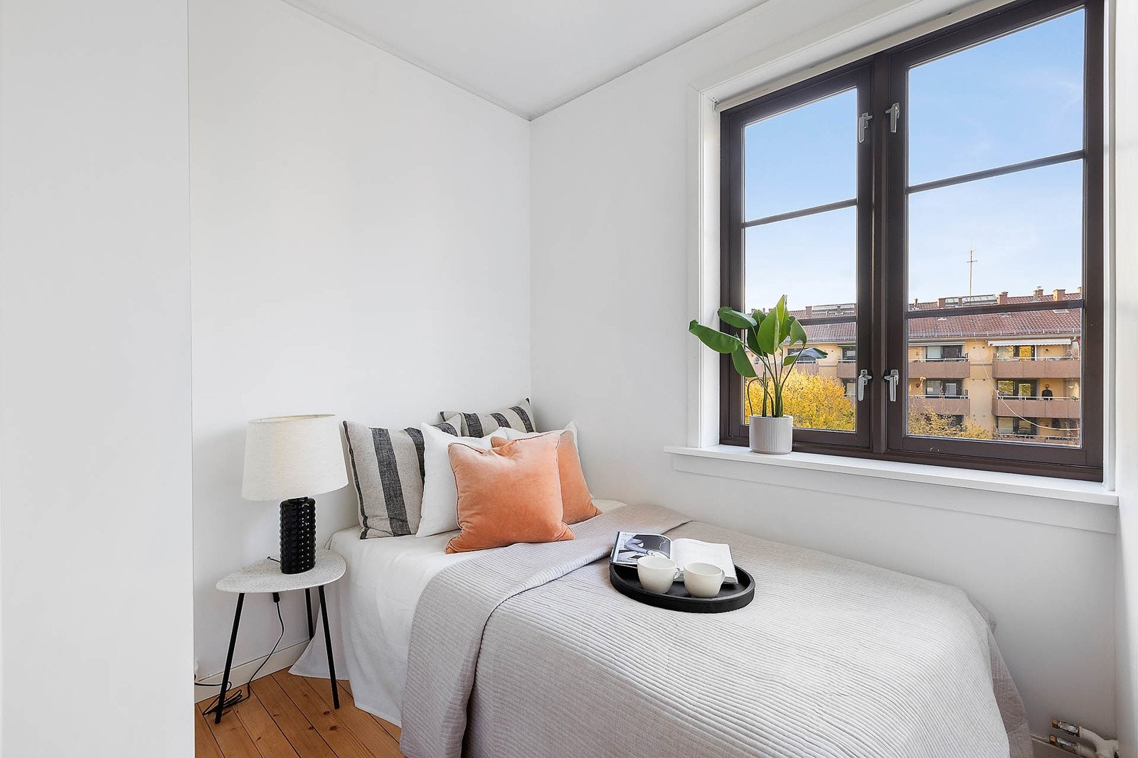 Soverom med stort vindu og klesskap Galleribilde