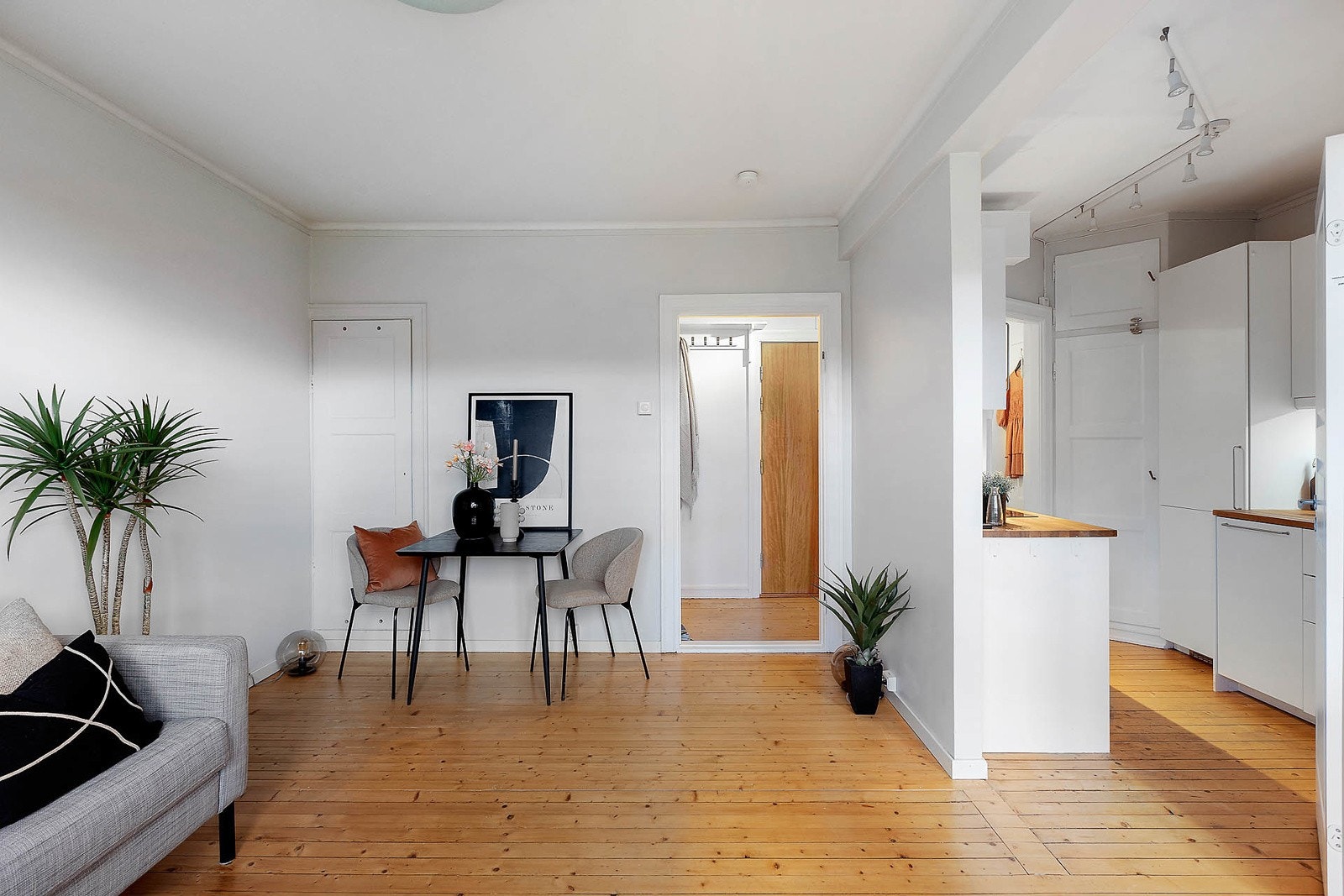 Stue med plass til spisebord og kjøkken i delvis åpen løsning til stuen Galleribilde