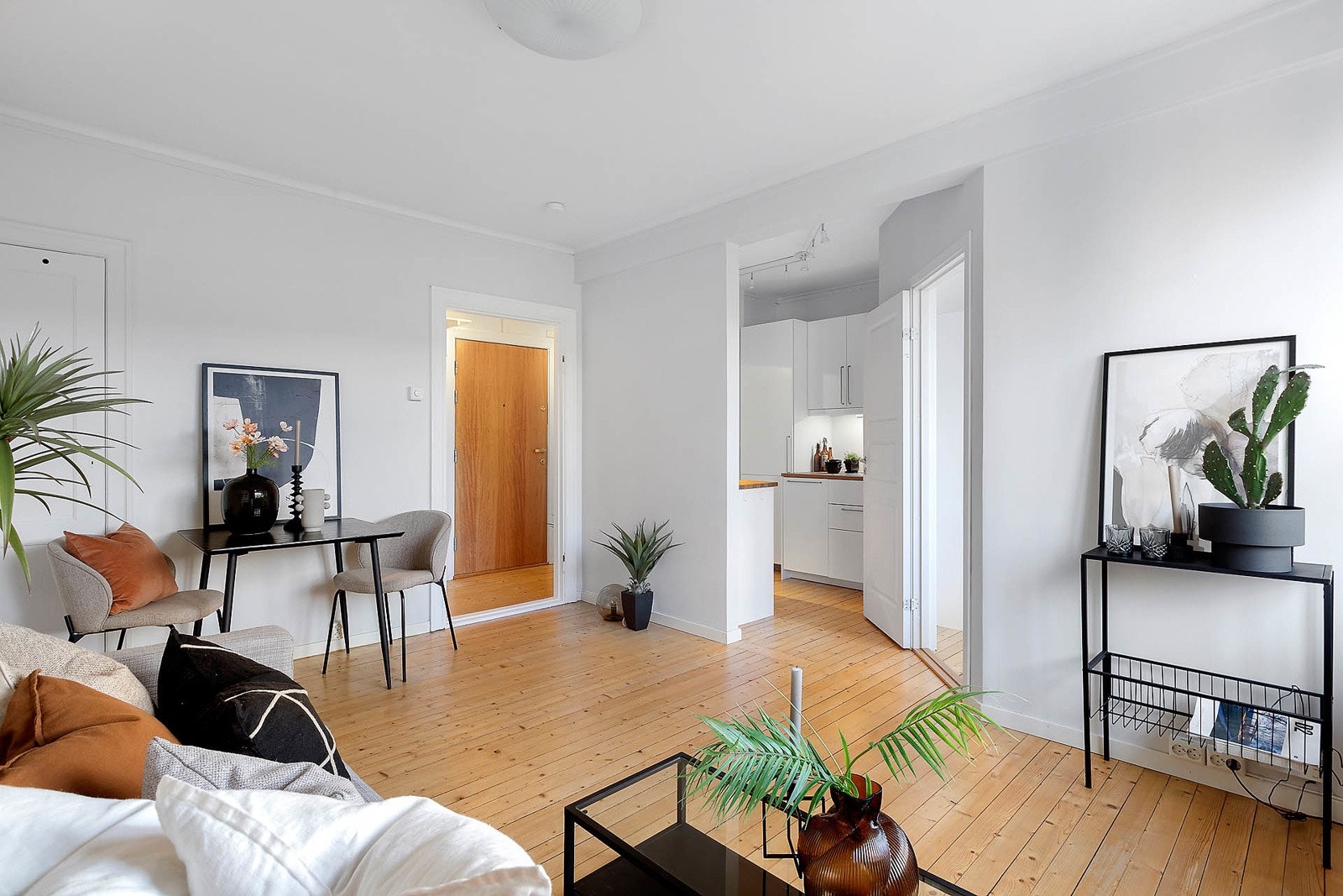 Slipte tregulv og god takhøyde. Galleribilde