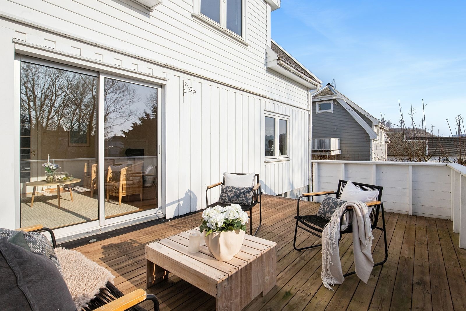 Fra stuen har man utgang til boligens terrasse og hage med flere lune solkroker. En perfekt plass å nyte varme sommerdager på. Galleribilde