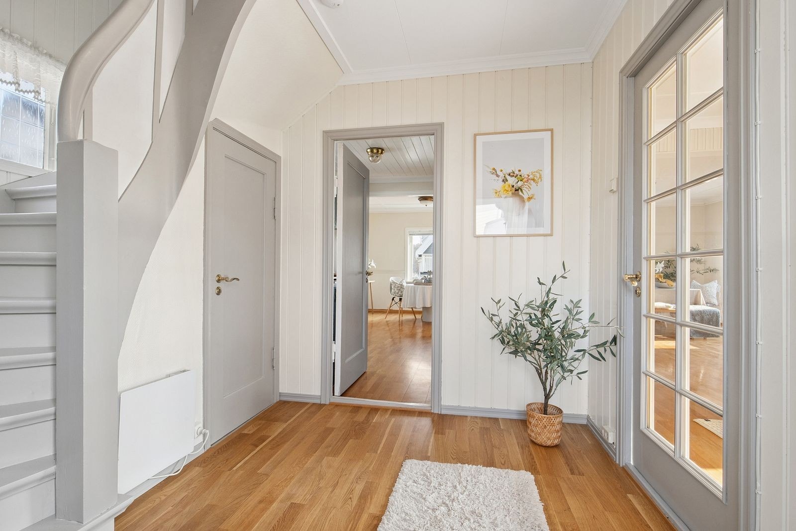 Lys og innbydende entré med plass til å henge fra seg yttertøy og sette fra seg sko. Galleribilde