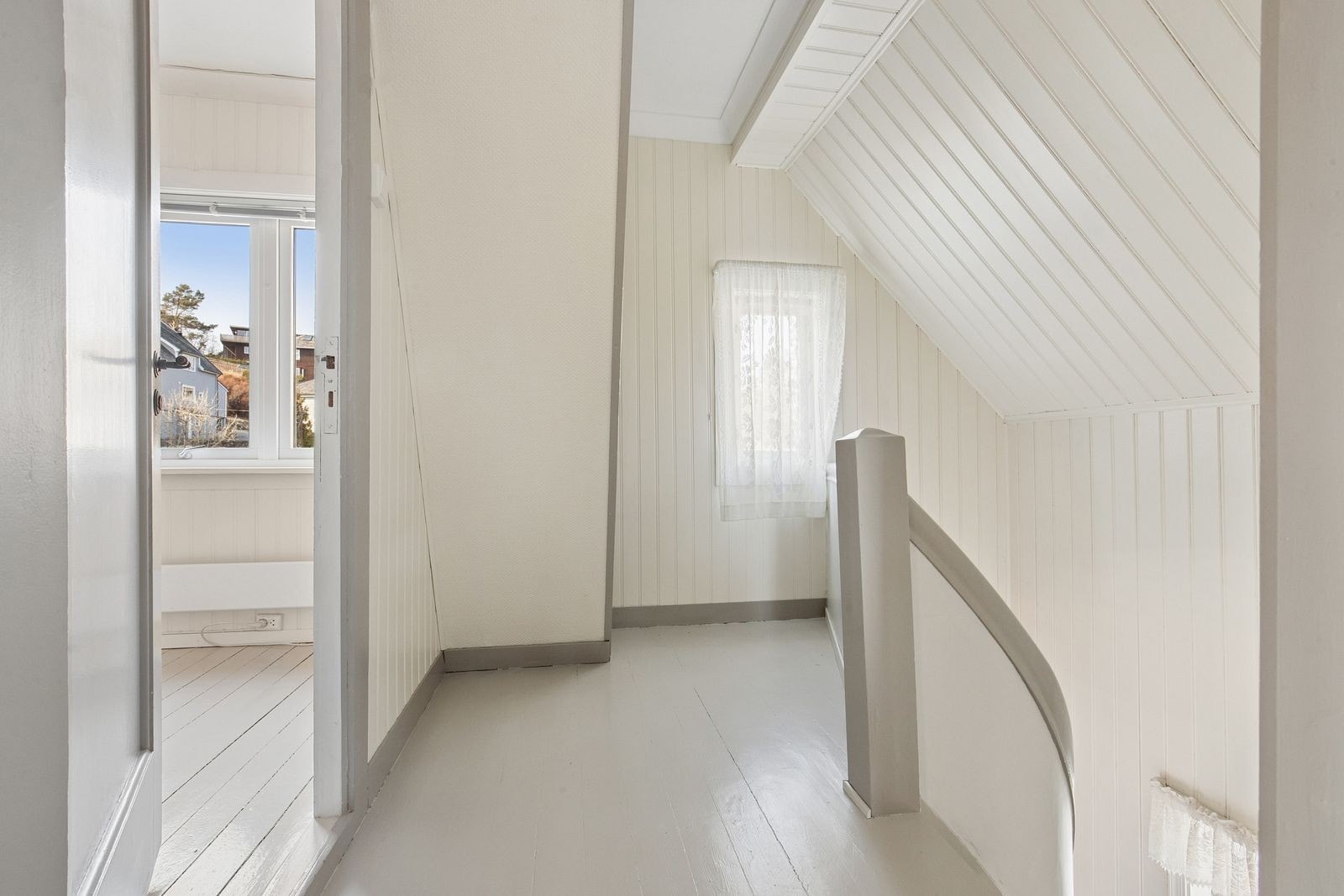 Videre kommer man opp til boligens andre etasje via trappen som er praktisk plassert i gangen. Galleribilde