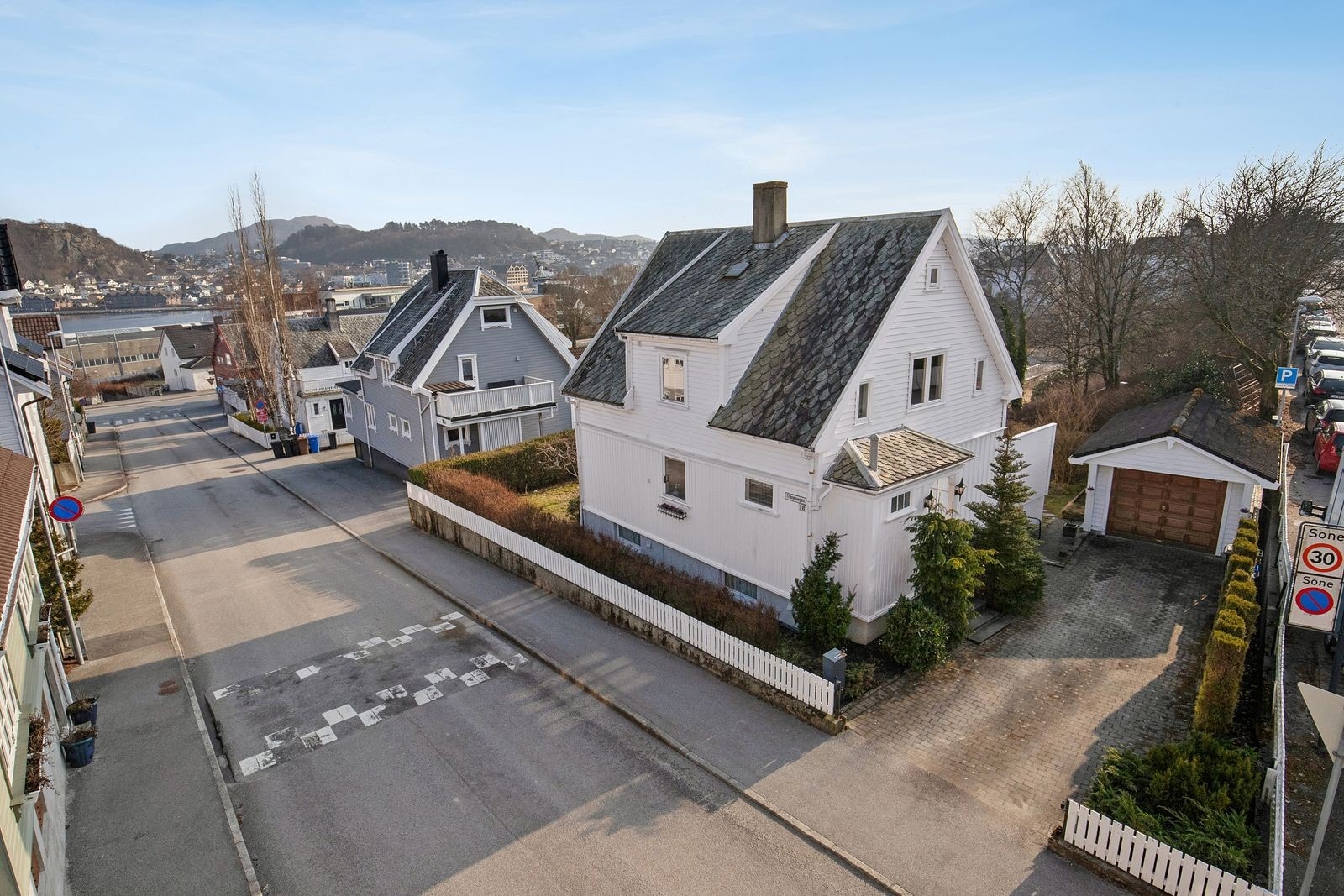 Parkering i egen garasje. Ellers god biloppstillingsplass på egen tomt. Galleribilde