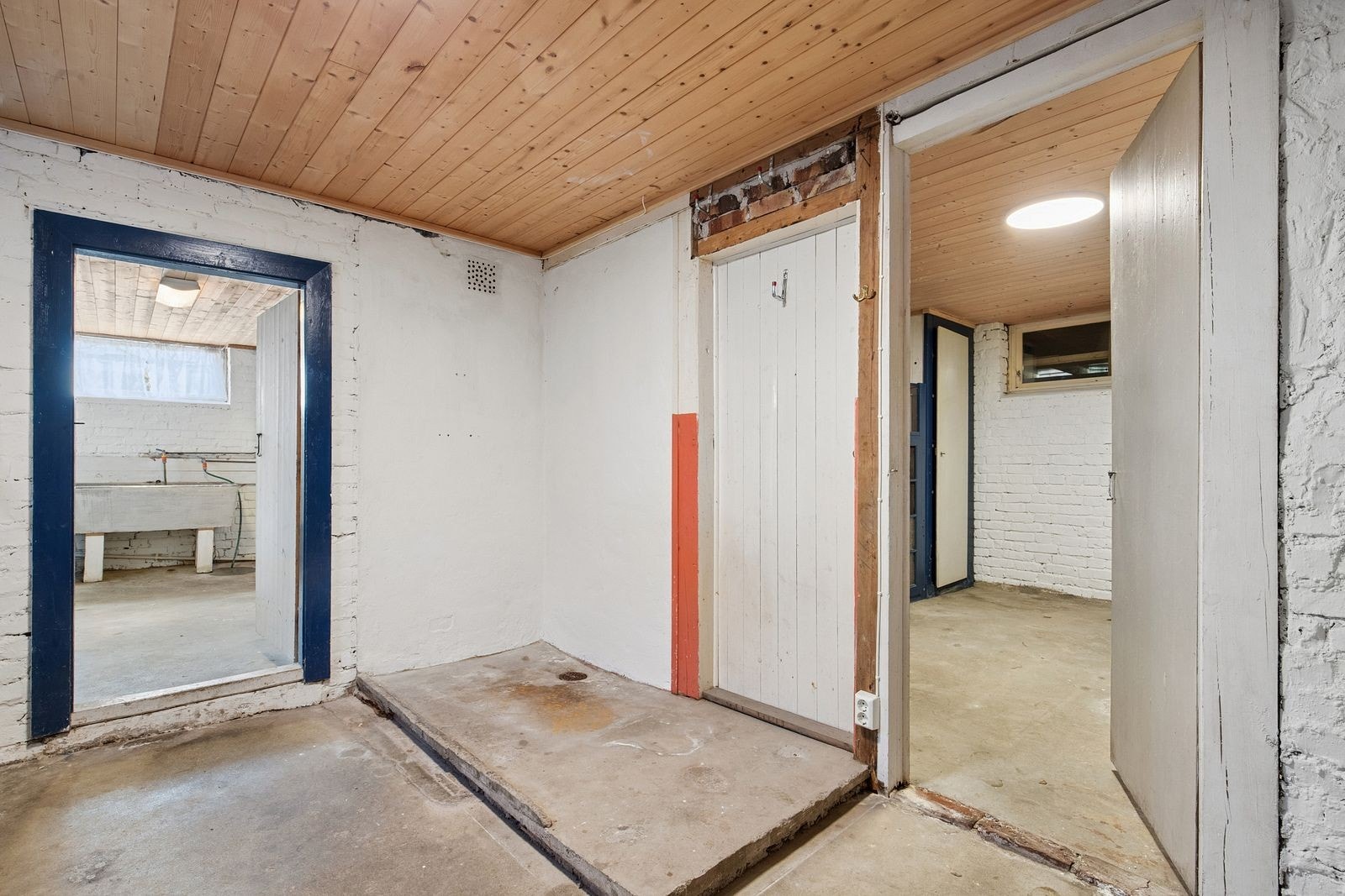 I kjelleren finner man tre romslige boder som egner seg svært godt til lagring, oppbevaring, hobbyrom eller etablering av vaskerom. Galleribilde