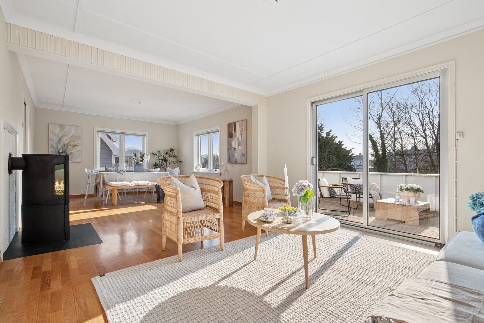 Boligen oppleves som lys, innbydende og med et sjarmerende preg. Galleribilde