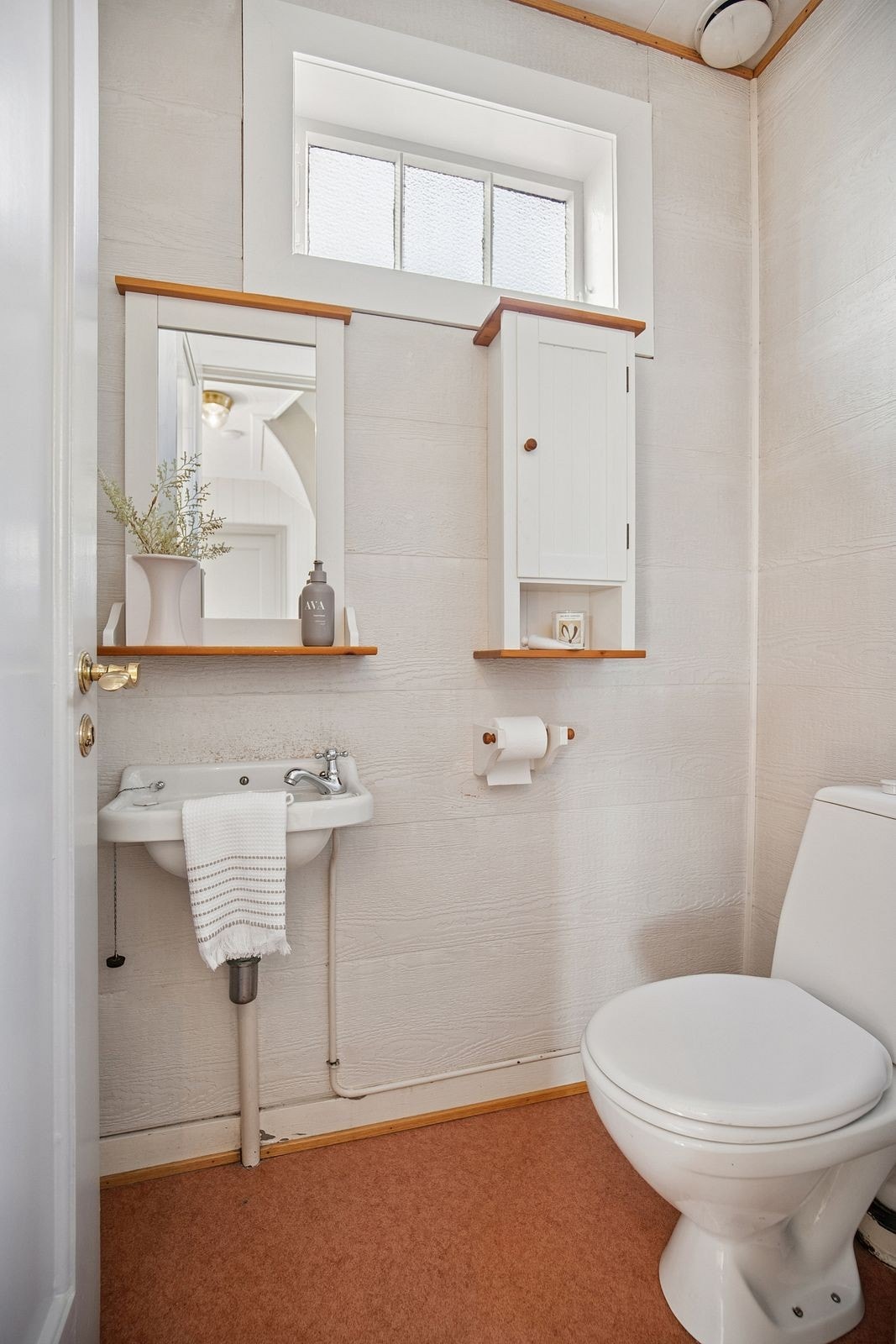 Entré med tilliggende wc-rom Galleribilde