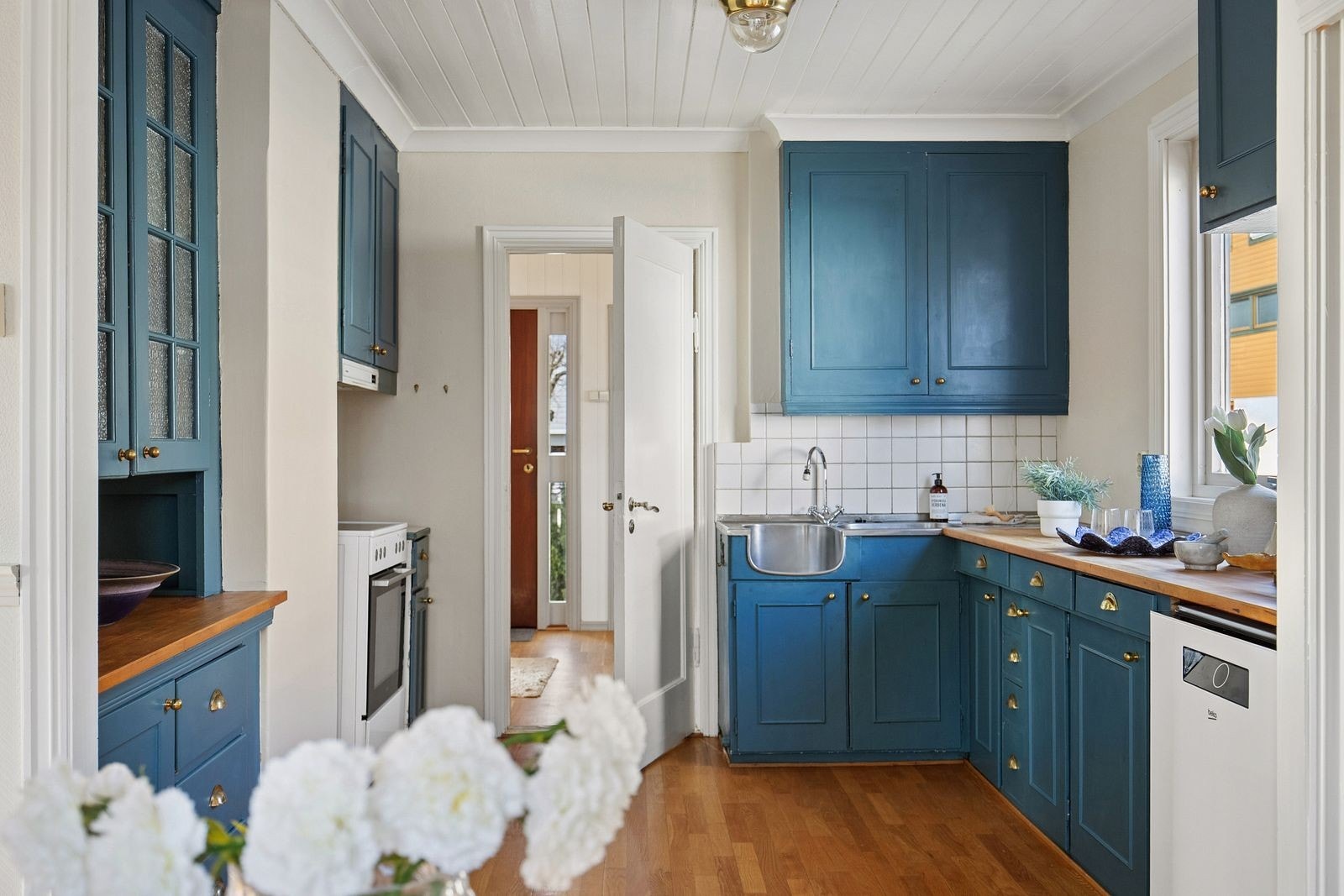 Det er godt med skuffer og skap samtidig som det er nok benkeplass til å lage mat på. Galleribilde