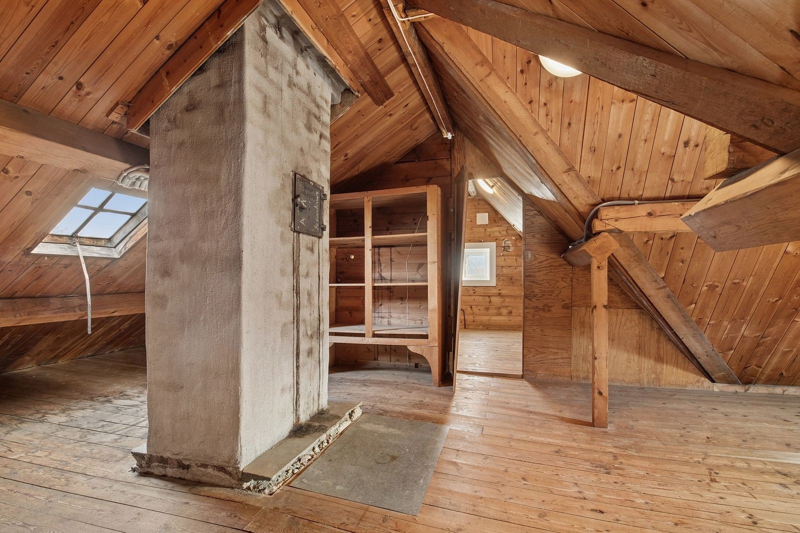 Loftet er uinnredet, men gir gode muligheter for lagring og oppbevaring Galleribilde