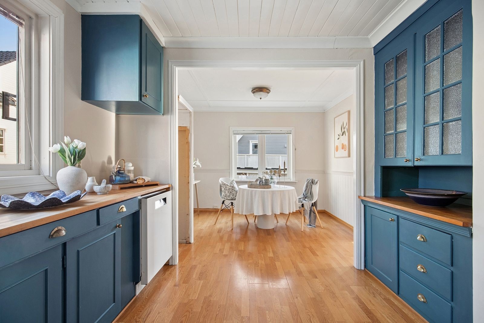 Fra stuen tar man seg direkte inn på kjøkkenet. Her har man et koselig og romslig kjøkken å boltre seg på. Galleribilde