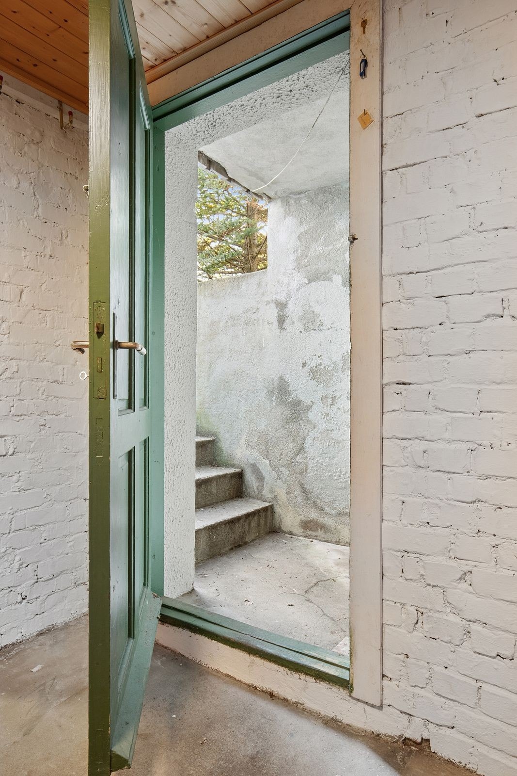 Kjelleren har i tillegg egen adkomst fra utsiden, noe som gjør den praktisk og lett tilgjengelig. Galleribilde