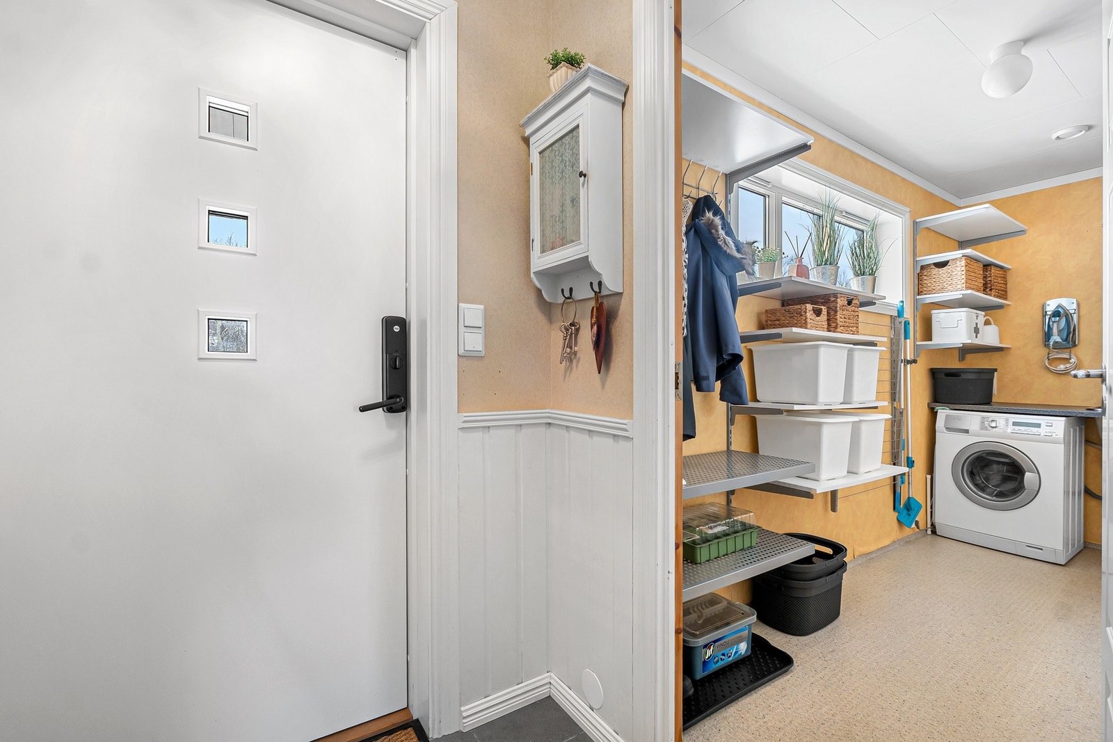 Praktisk bod/vaskerom tilliggende gang. Innredning med diverse oppbevaring, opplegg for vaskemaskin og utslagsvask. Galleribilde