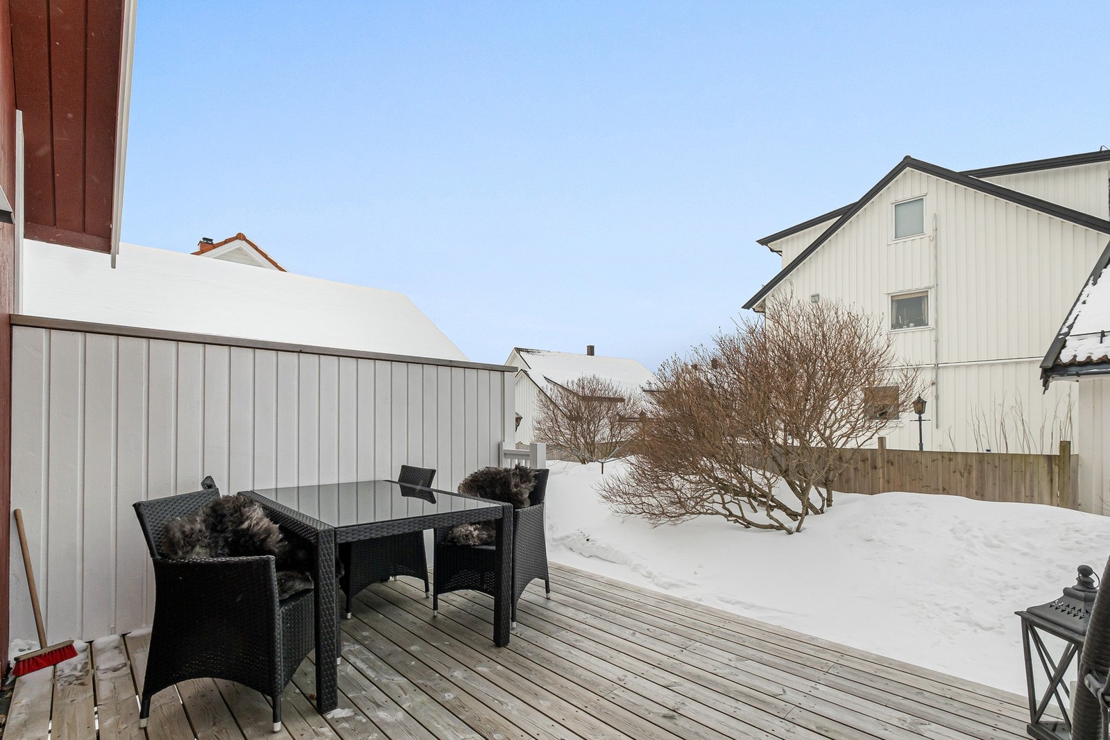 Vestvendt uteområde/terrasse med svært gode sol- og lysforhold Galleribilde