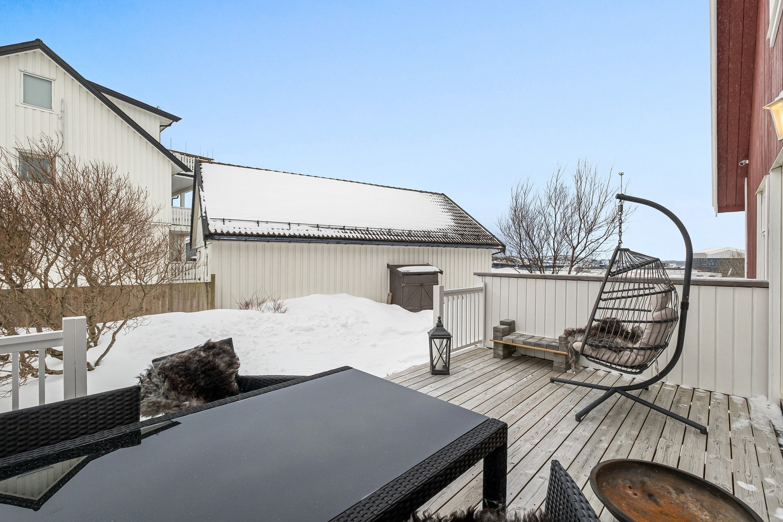 Vestvendt uteområde/terrasse med svært gode sol- og lysforhold Galleribilde