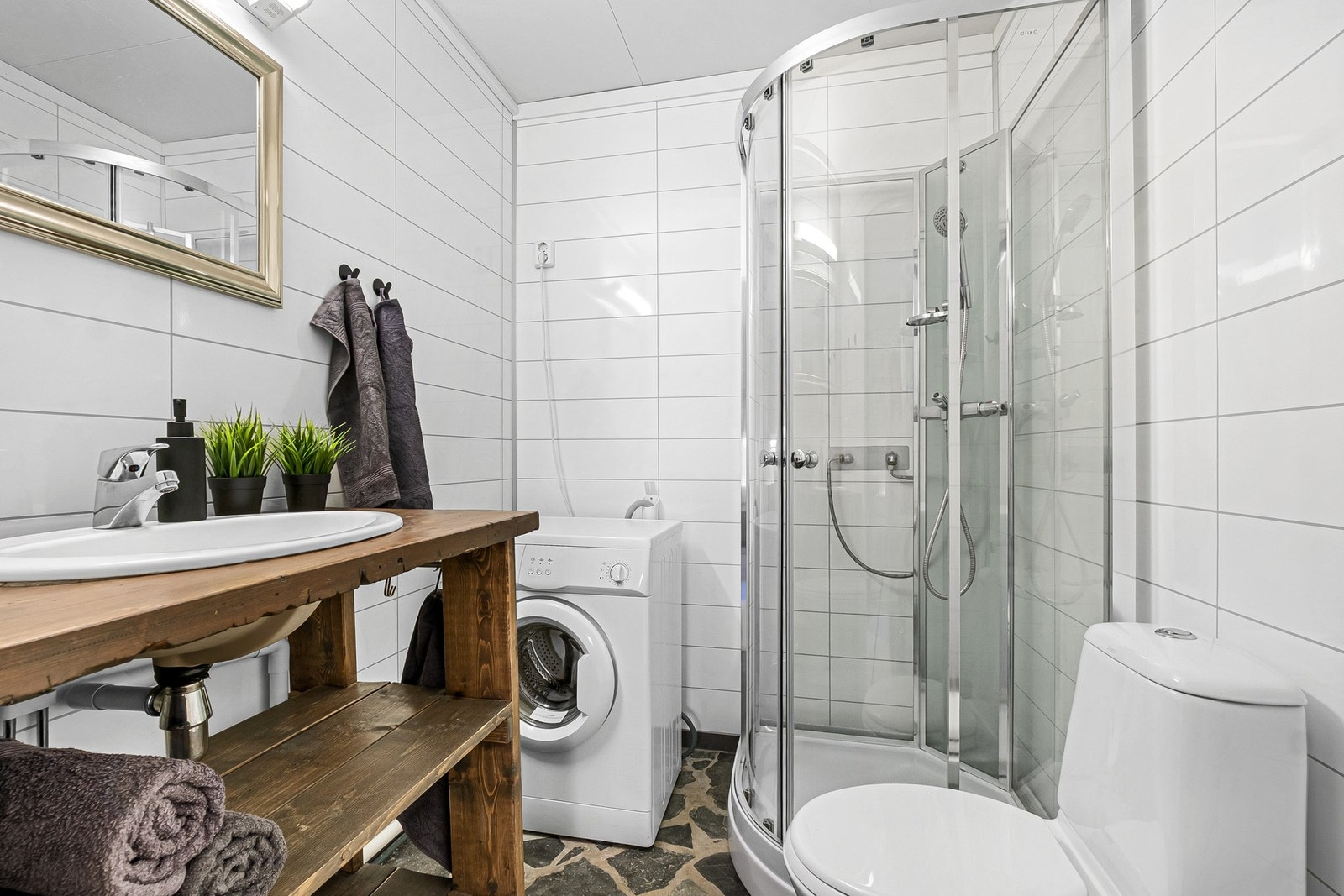 Bad i kjeller. Innredet uten bruksendring/godkjenning fra Bodø kommune. Se pkt. "Innhold" i salgsoppgave Galleribilde