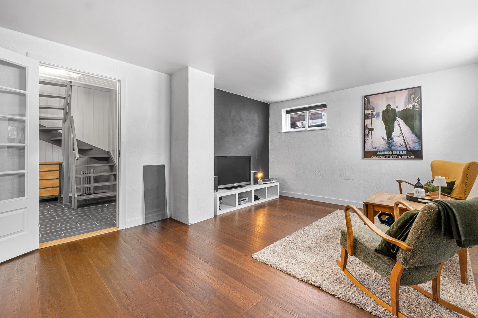 Romslig kjellerstue med vannbåren gulvvarme. Galleribilde