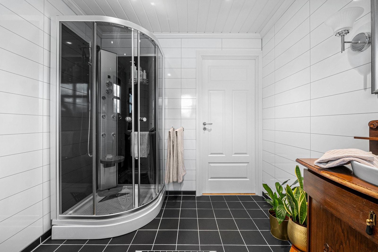 Rommet har videre innredning med nedfelt servant og dusjkabinett. Ventilasjon med mekanisk avtrekk. Galleribilde