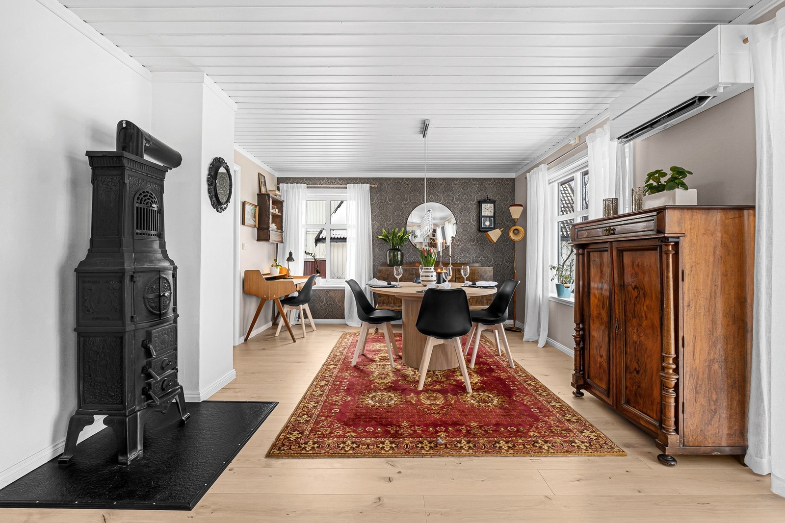 Praktisk og dekorativ prinsesseovn sentralt i oppholdsrommet - samt varmepumpe fra 2022 Galleribilde