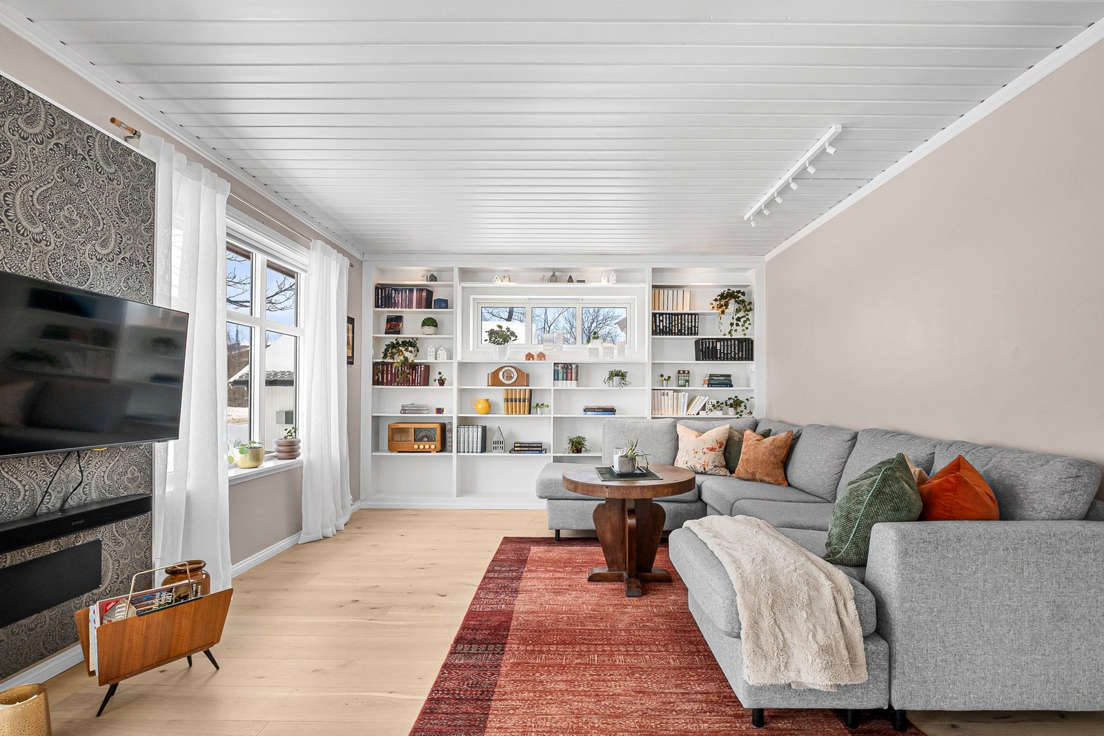 Stuen er lys og luftig, med lyse overflater og herlig naturlig lysinnslipp fra store vindusflater Galleribilde