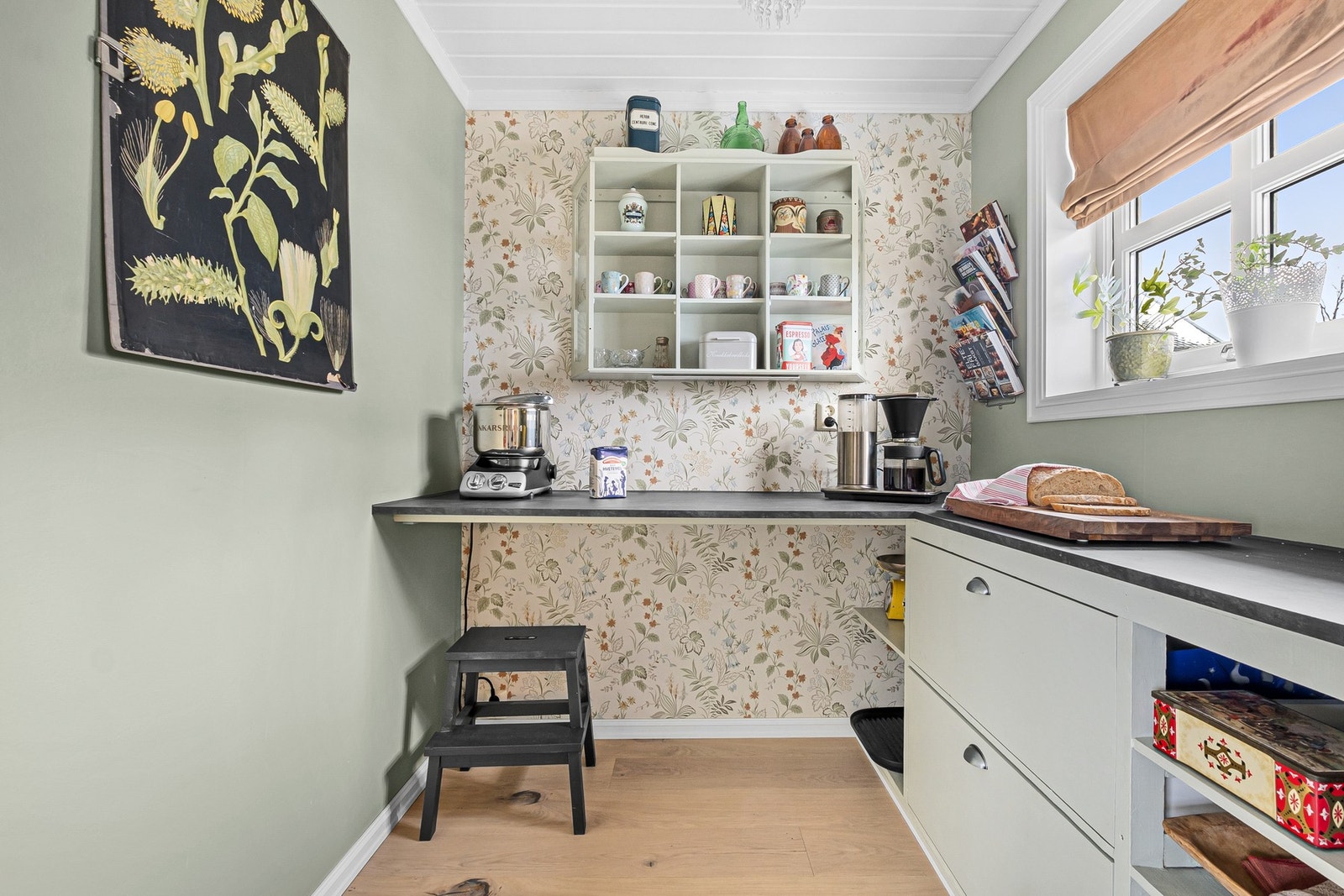 Praktisk spiskammer tilliggende kjøkkenet - enkelt innredet med benkeplate og oppbevaringsskap Galleribilde